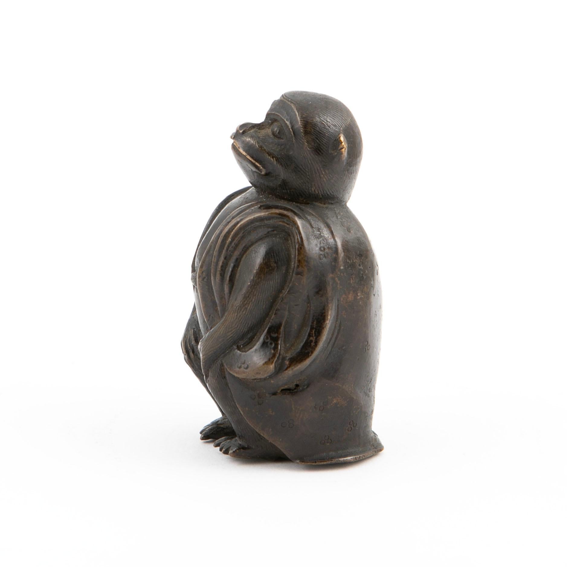 Kleine japanische Bronzeskulptur in Form eines Affen mit aufwändigen Details
Fein gearbeitet aus dunkel patinierter Bronze mit reicher Patina.

Sie stammen aus der Meiji-Zeit (1868-1912) oder früher.