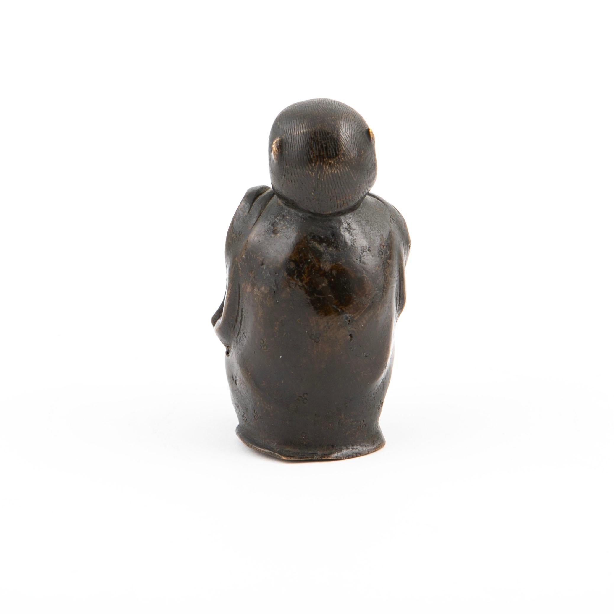 Kleine japanische Bronze-Affenskulptur aus der Meiji-Zeit (Meiji-Periode) im Angebot