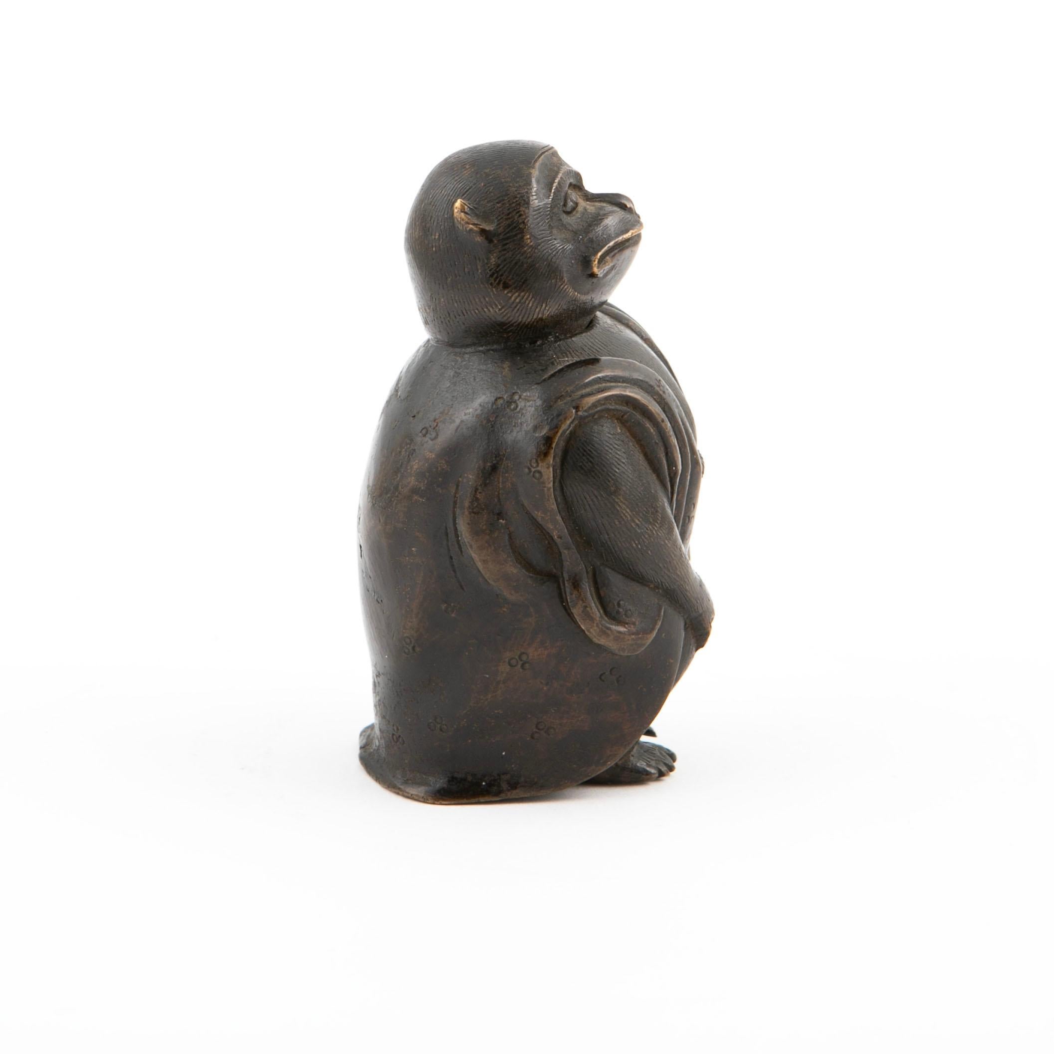 Kleine japanische Bronze-Affenskulptur aus der Meiji-Zeit (Japanisch) im Angebot