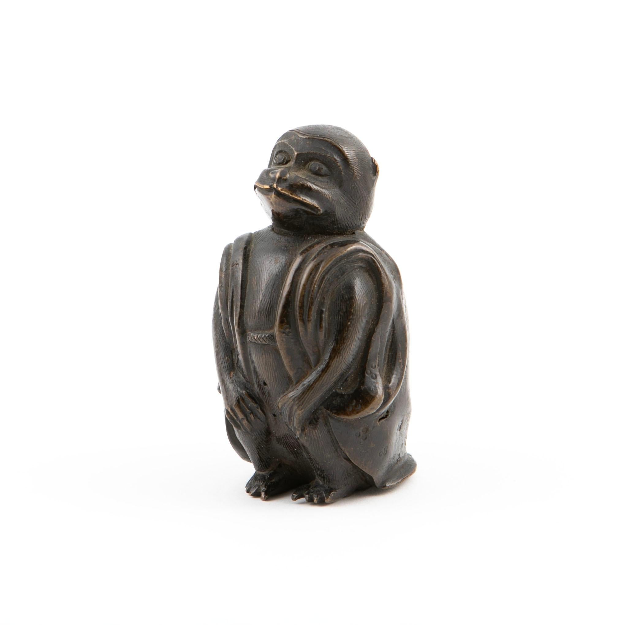 Kleine japanische Bronze-Affenskulptur aus der Meiji-Zeit (Patiniert) im Angebot