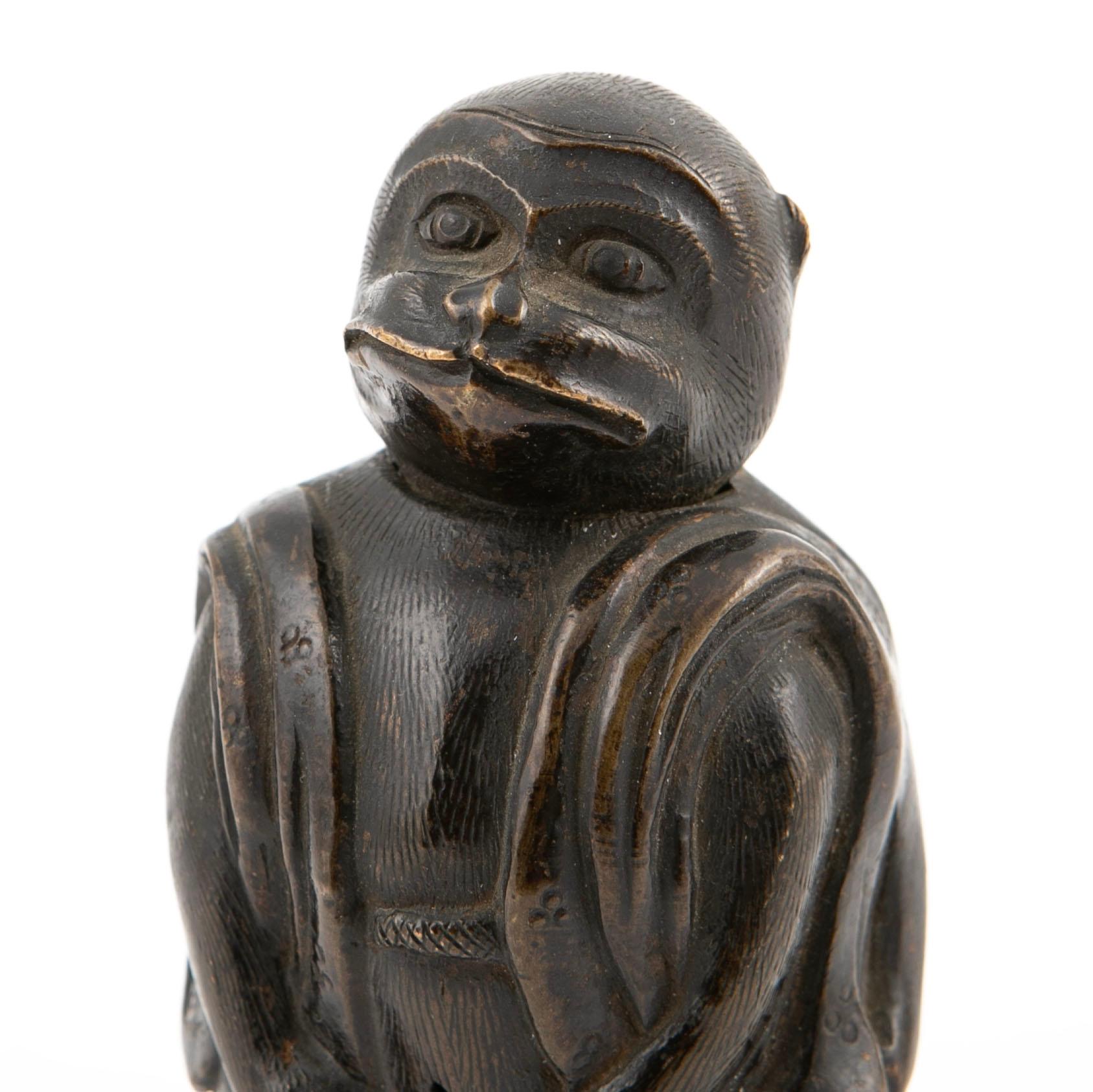 Kleine japanische Bronze-Affenskulptur aus der Meiji-Zeit (19. Jahrhundert) im Angebot