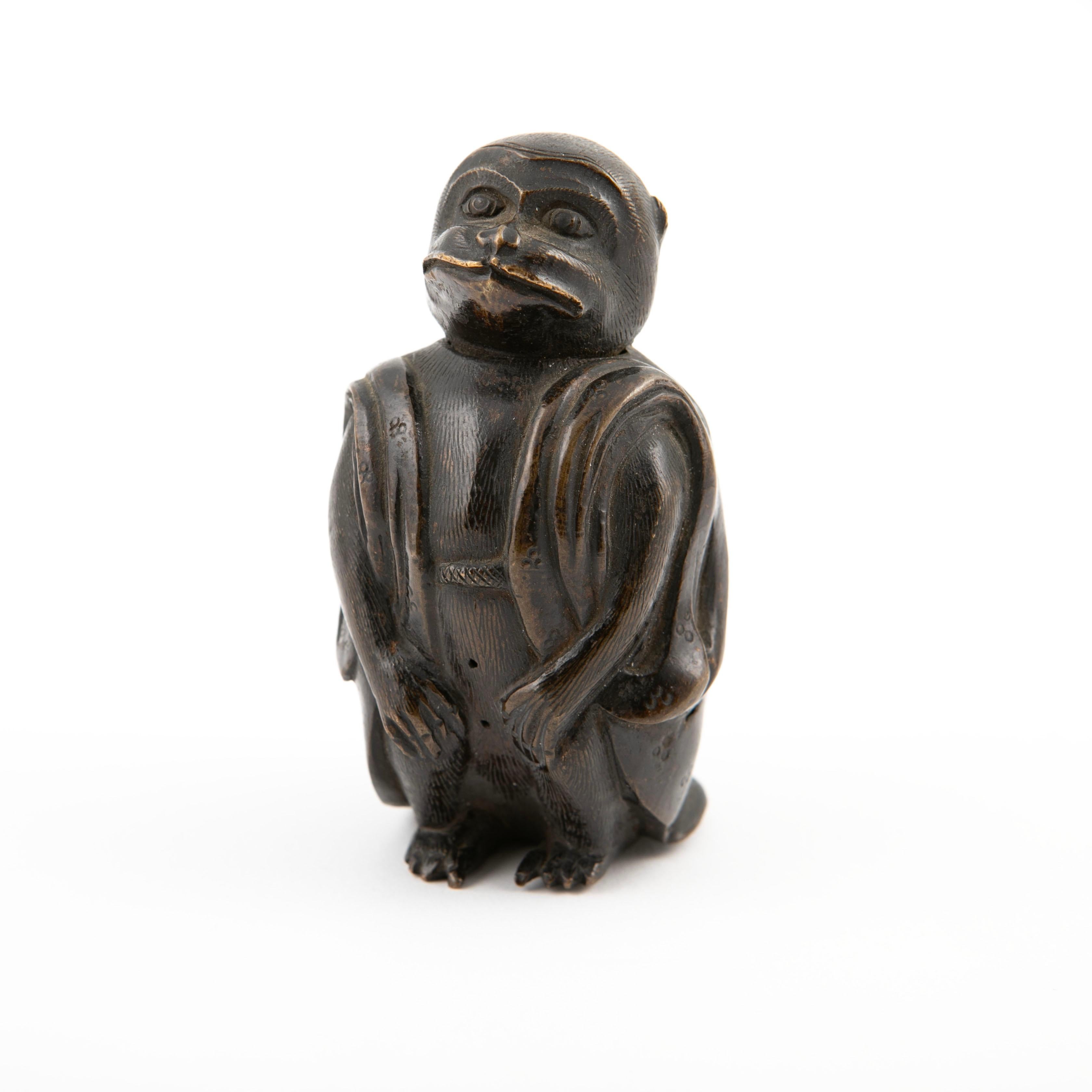 Kleine japanische Bronze-Affenskulptur aus der Meiji-Zeit im Angebot 1