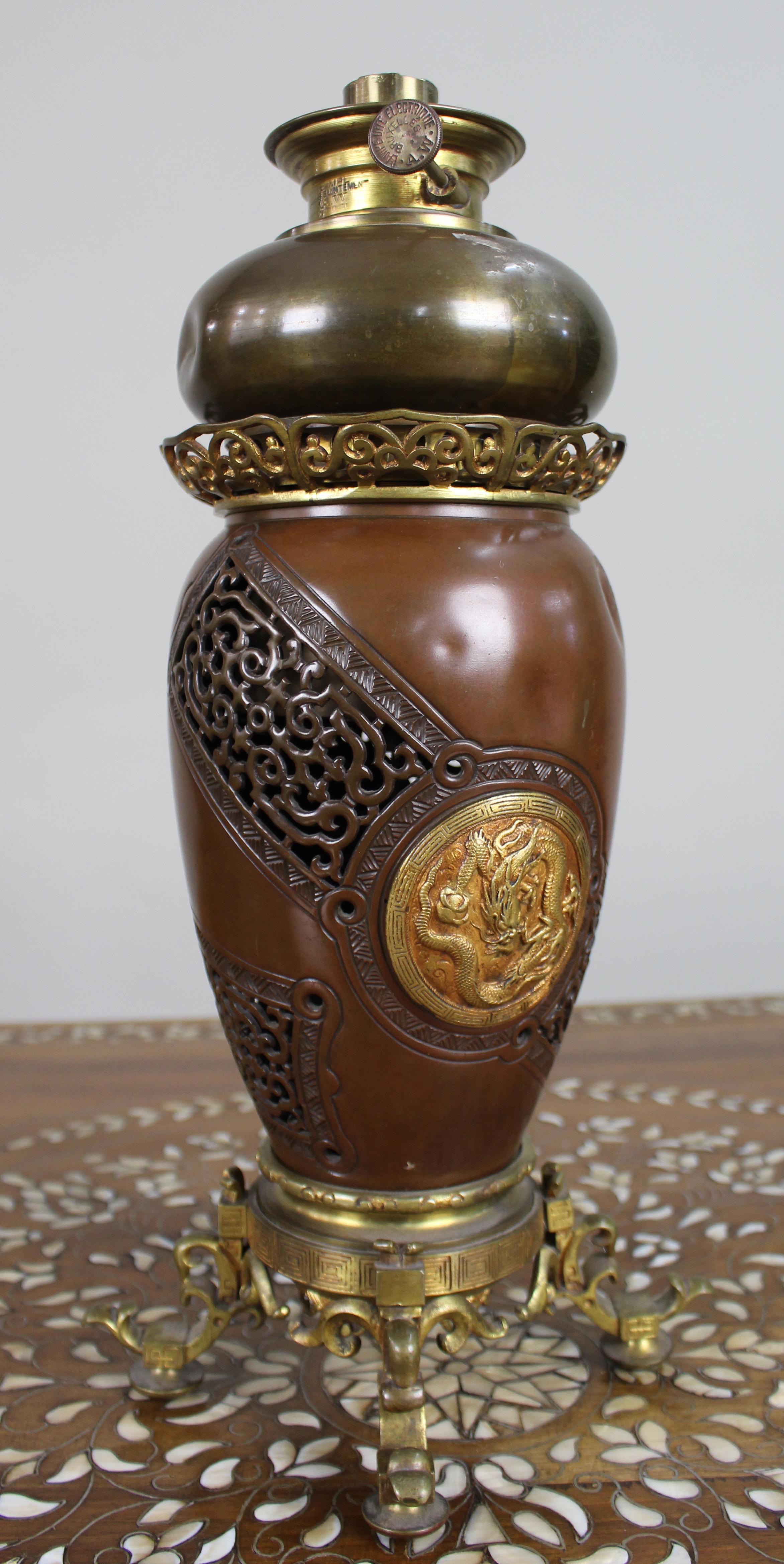 Lámpara de aceite japonesa de bronce del periodo Meiji c.1900

Se ofrece a la venta una lámpara de aceite de bronce japonesa del periodo Meiji, de gusto chino, que data de hacia 1900. La lámpara está fundida en bronce patinado con paneles calados y