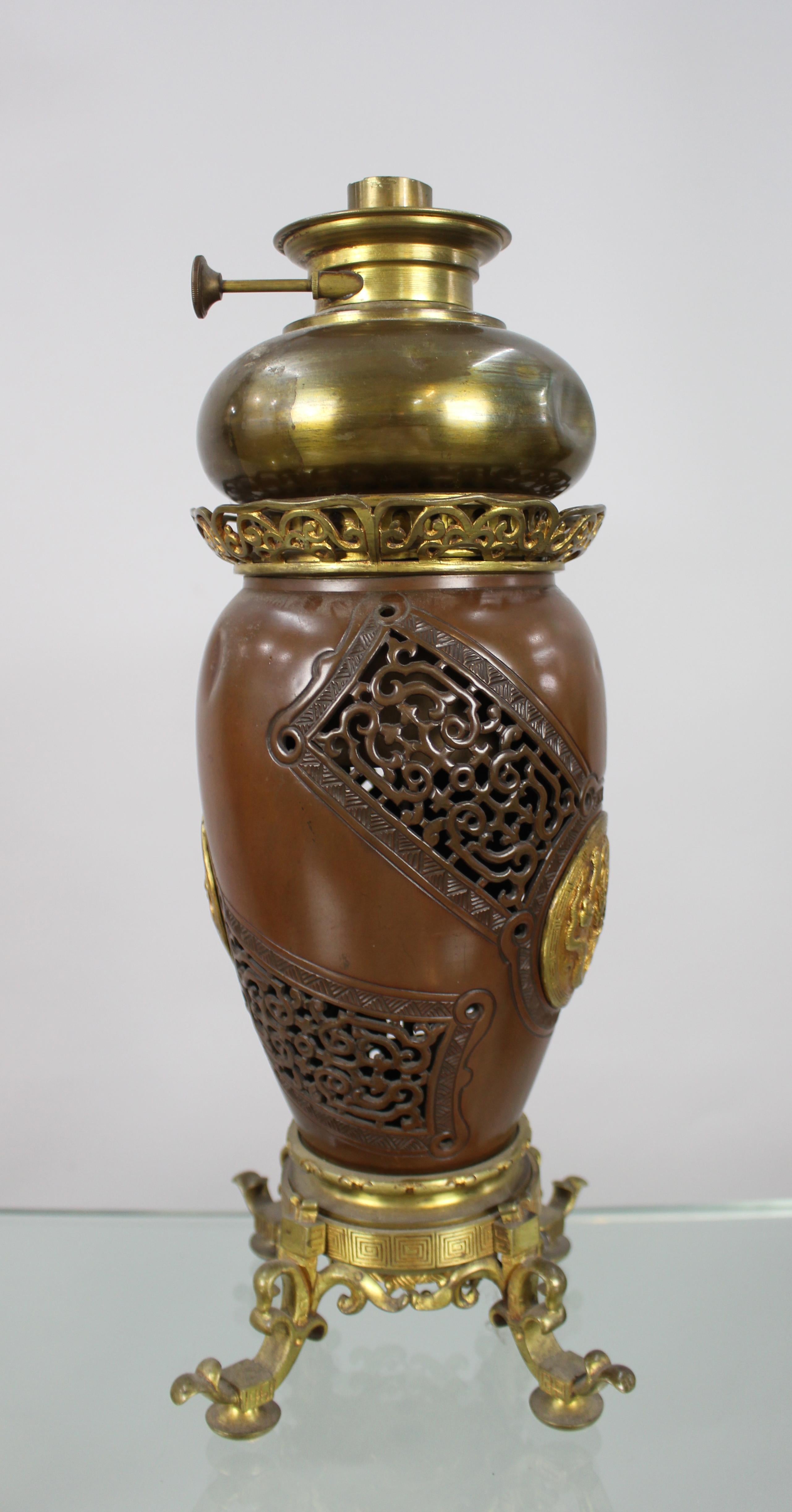 Japonais Lampe à huile japonaise en bronze de la période Meiji dans le goût chinois avec A.W. Brûleur, C.C.C. en vente