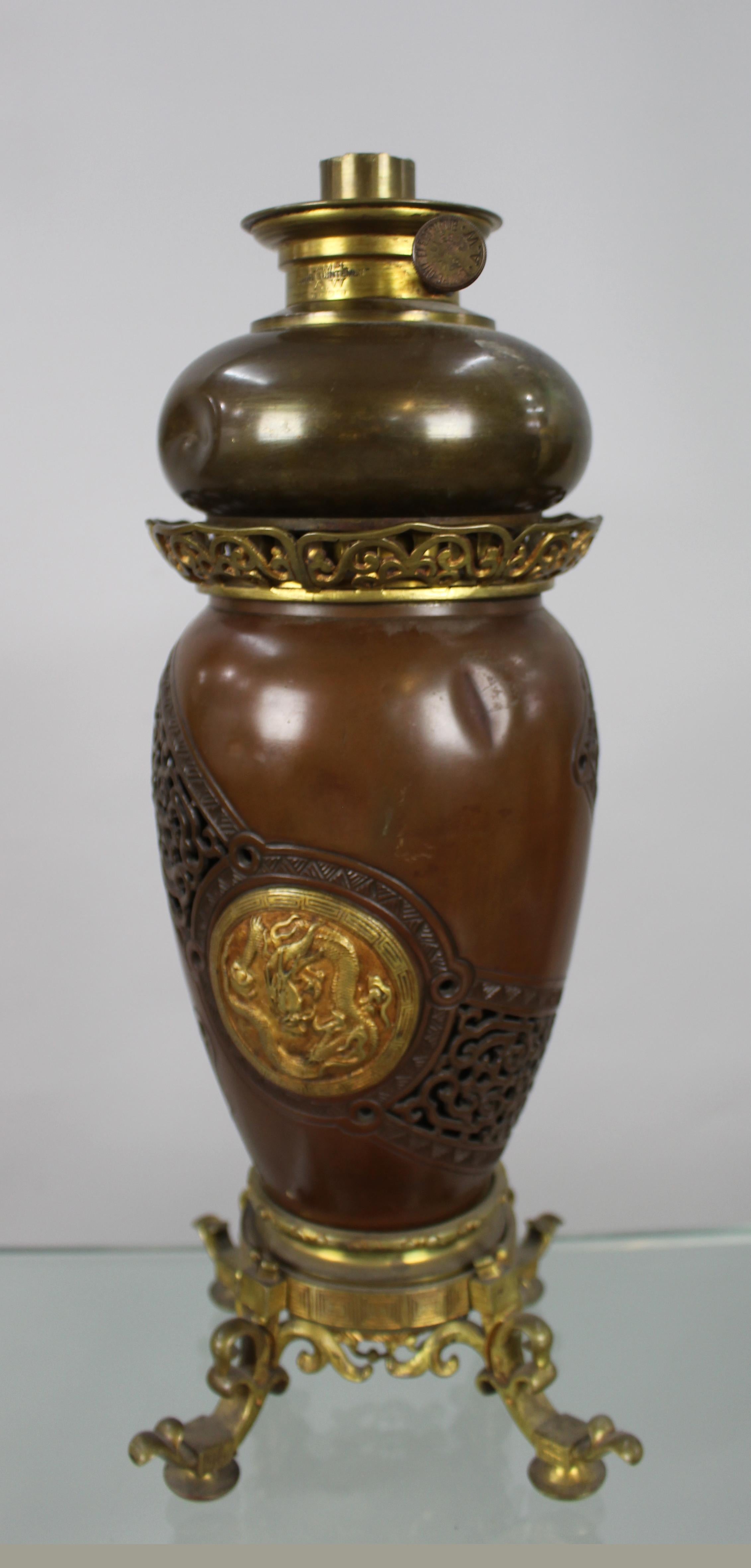 Lampe à huile japonaise en bronze de la période Meiji dans le goût chinois avec A.W. Brûleur, C.C.C. État moyen - En vente à Worcester, GB