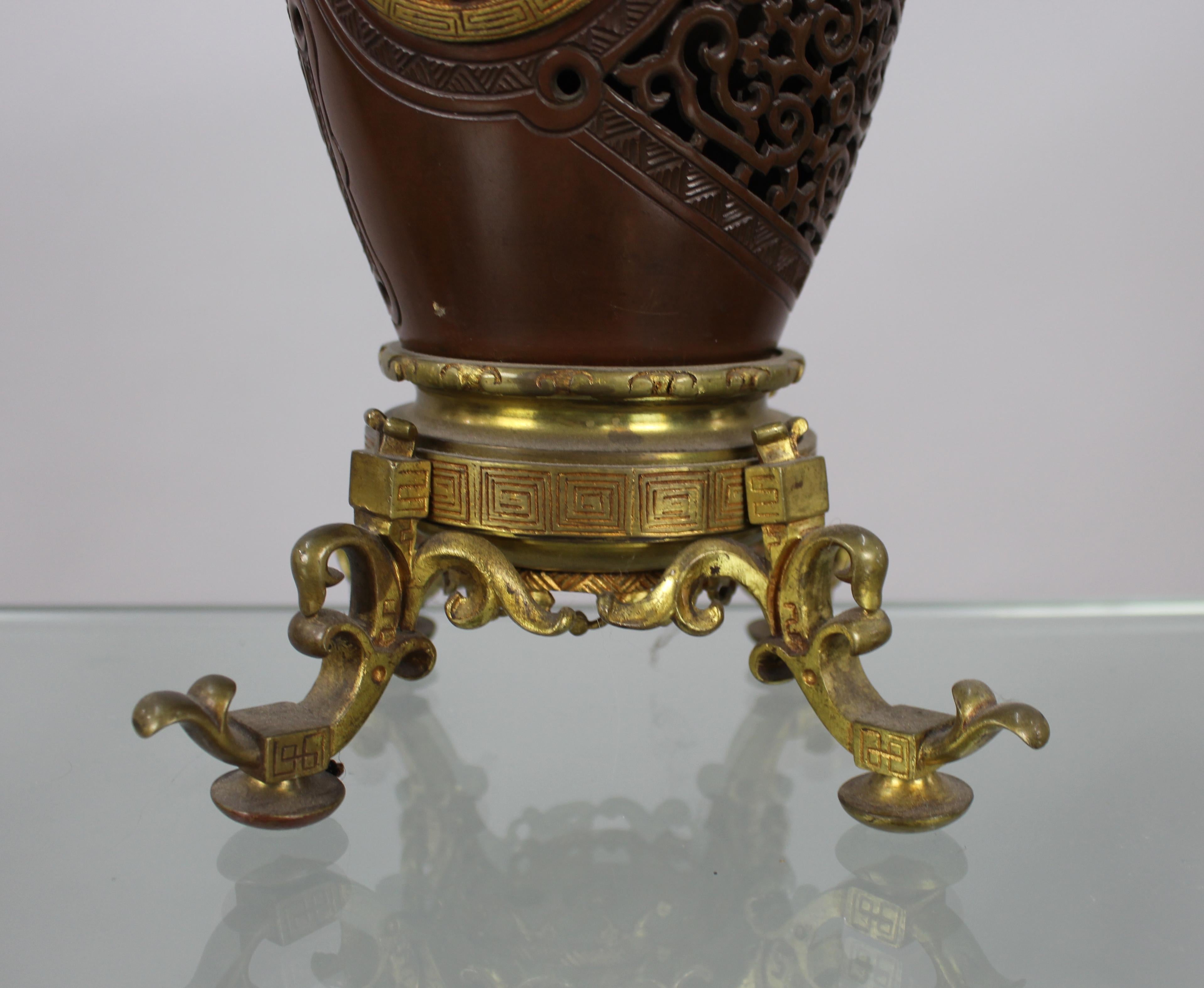 XIXe siècle Lampe à huile japonaise en bronze de la période Meiji dans le goût chinois avec A.W. Brûleur, C.C.C. en vente