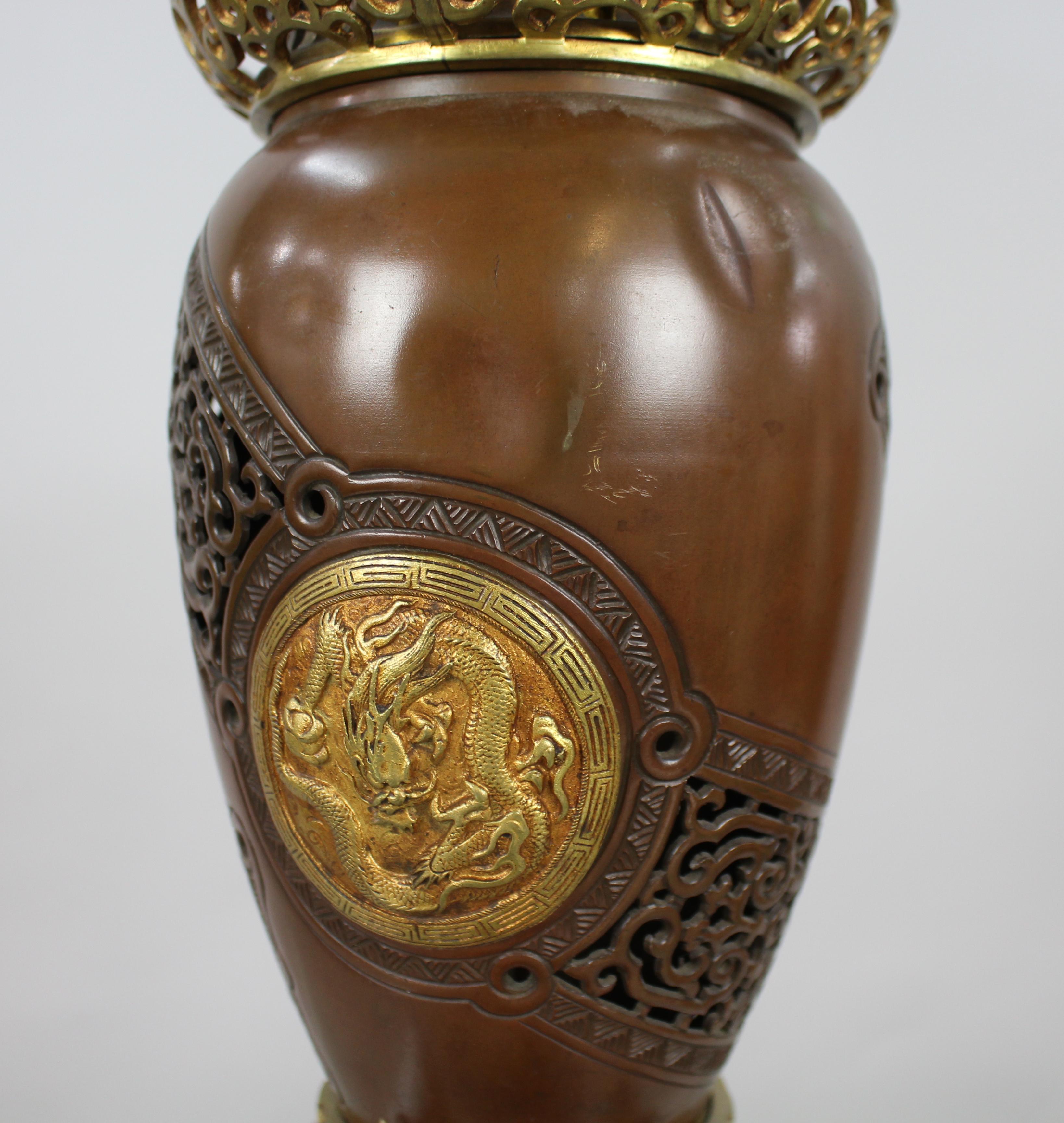 Bronze Lampe à huile japonaise en bronze de la période Meiji dans le goût chinois avec A.W. Brûleur, C.C.C. en vente
