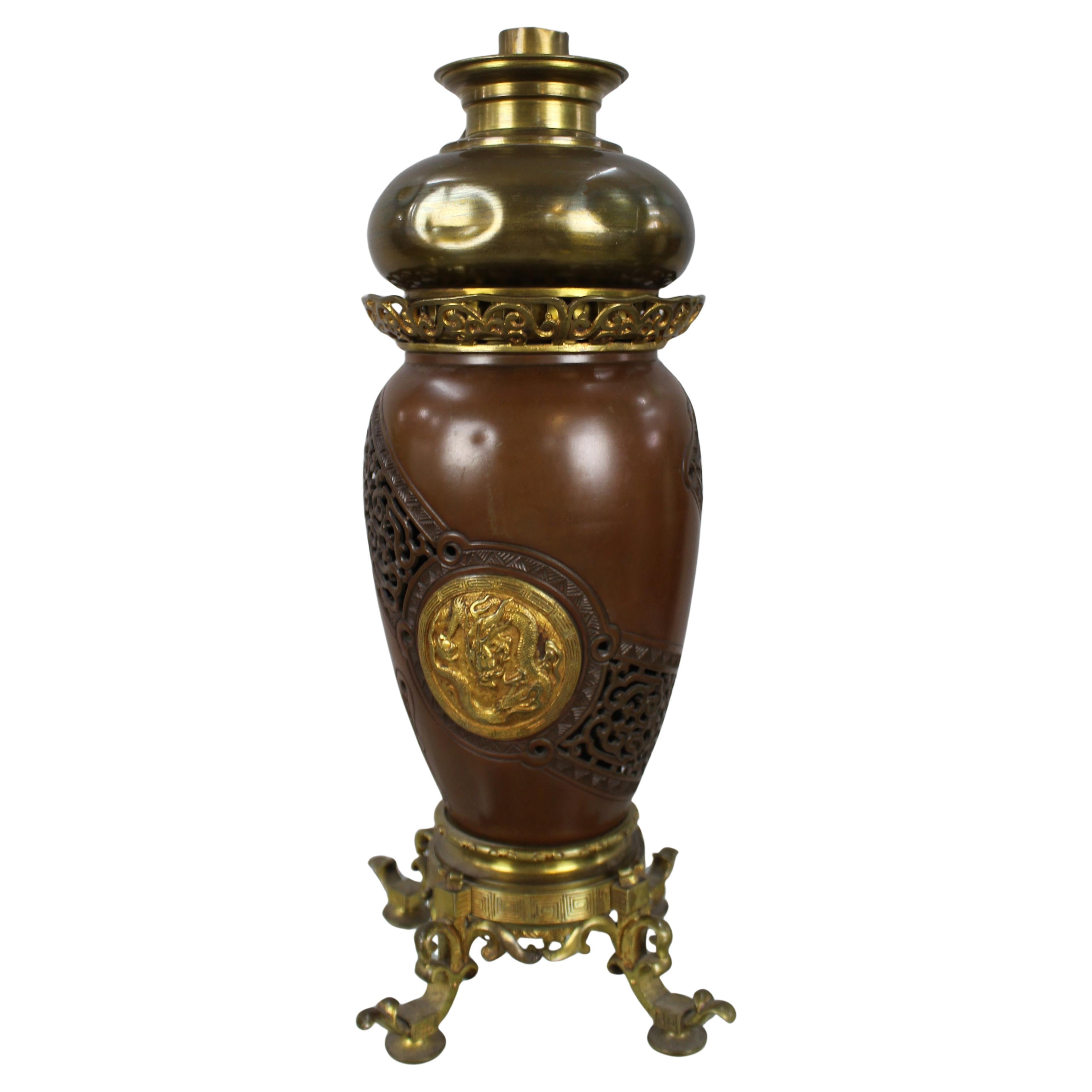 Lampe à huile japonaise en bronze de la période Meiji dans le goût chinois avec A.W. Brûleur, C.C.C. en vente
