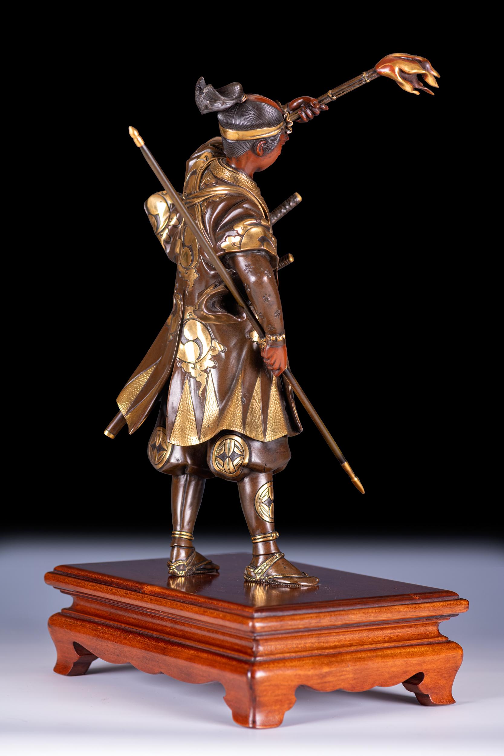 XIX secolo Scultura in bronzo giapponese del periodo Meiji di un guerriero samurai di Yoshimitsu in vendita