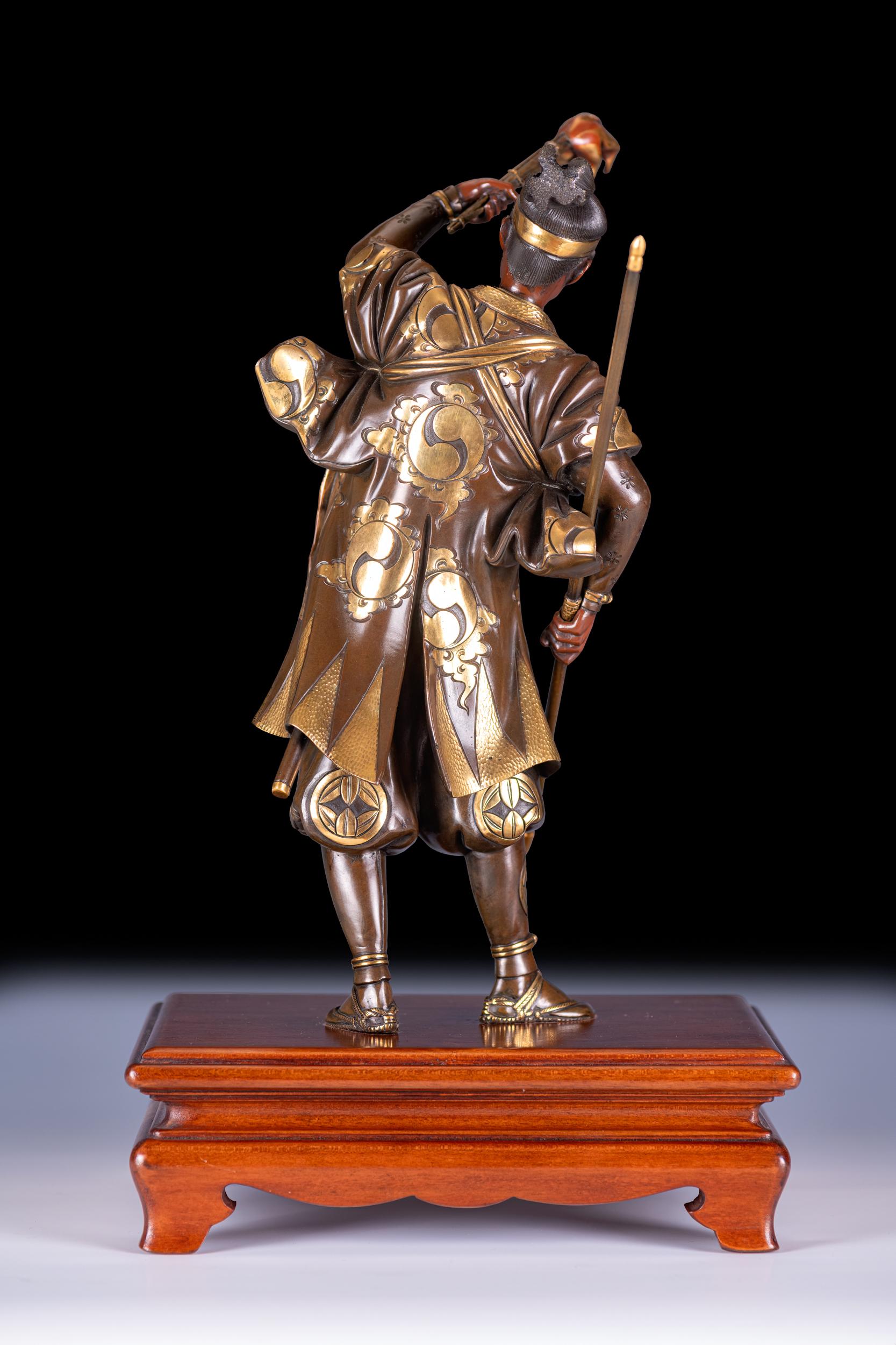 Bronzo Scultura in bronzo giapponese del periodo Meiji di un guerriero samurai di Yoshimitsu in vendita