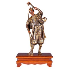 Escultura japonesa de bronce del periodo Meiji de un guerrero samurai por Yoshimitsu