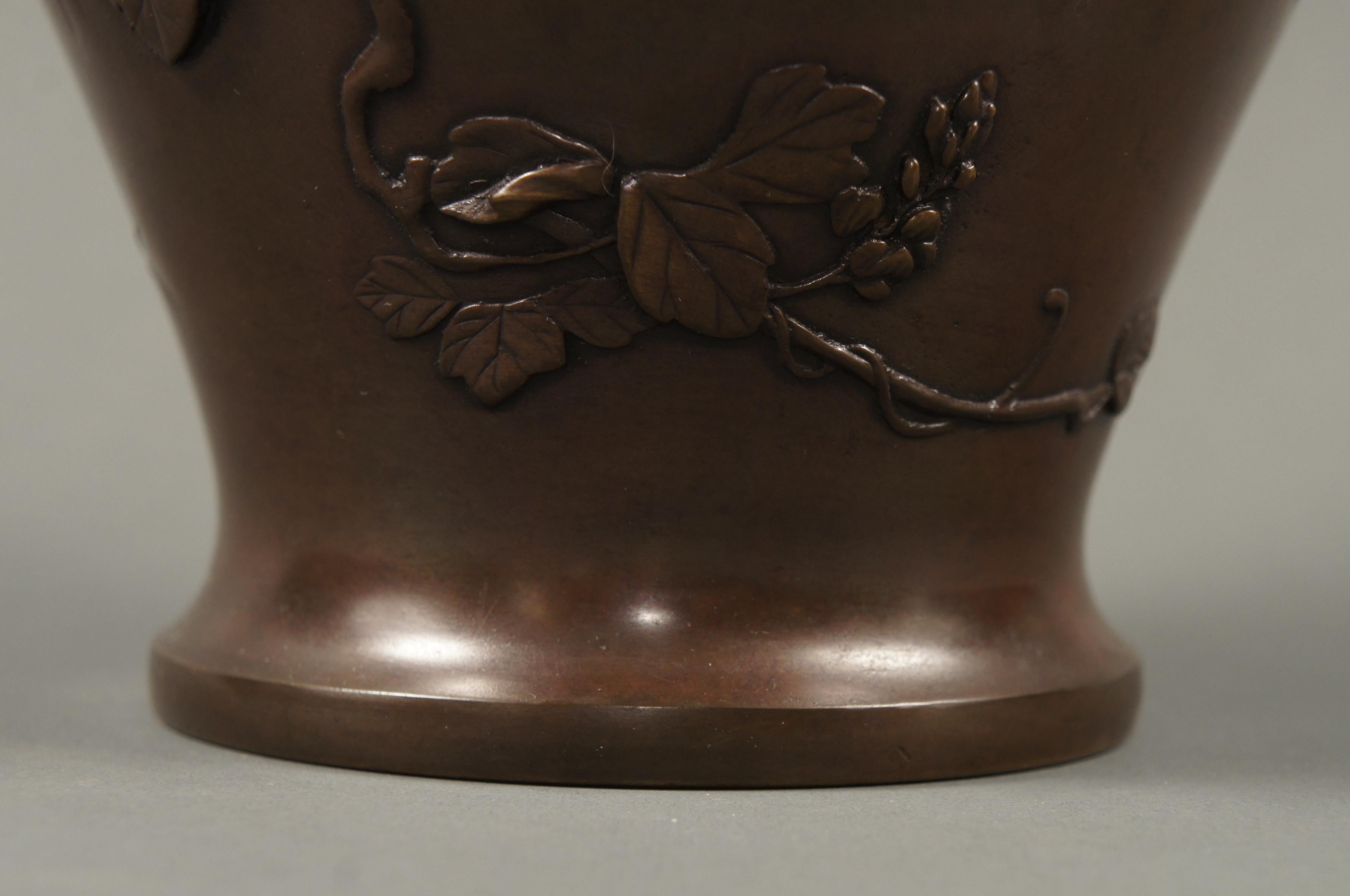 Japonais Vase japonais en bronze de la période Meiji avec motif de gazons et de spirales en vente