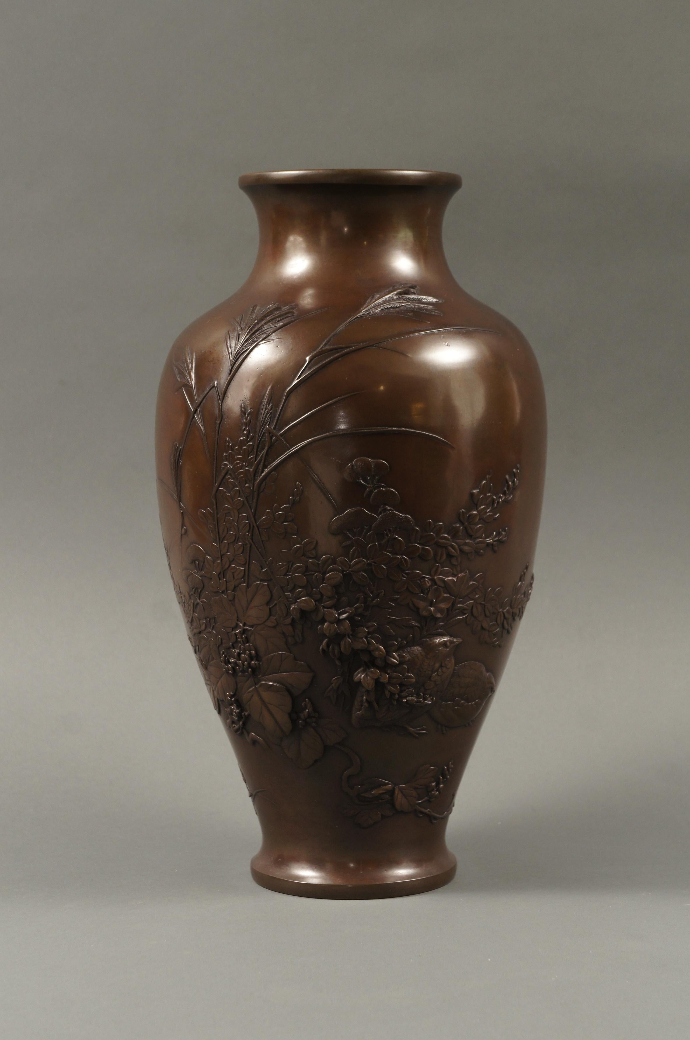 XIXe siècle Vase japonais en bronze de la période Meiji avec motif de gazons et de spirales en vente
