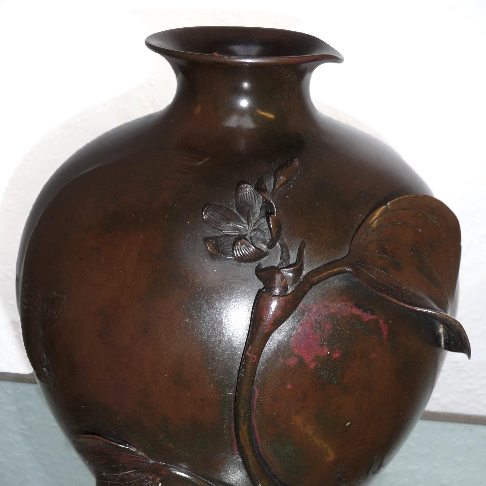 Vase japonais en bronze de la période Meiji avec poissons KOI et fleurs, 19e siècle en vente 5