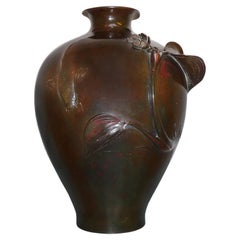 Vase japonais en bronze de la période Meiji avec poissons KOI et fleurs, 19e siècle