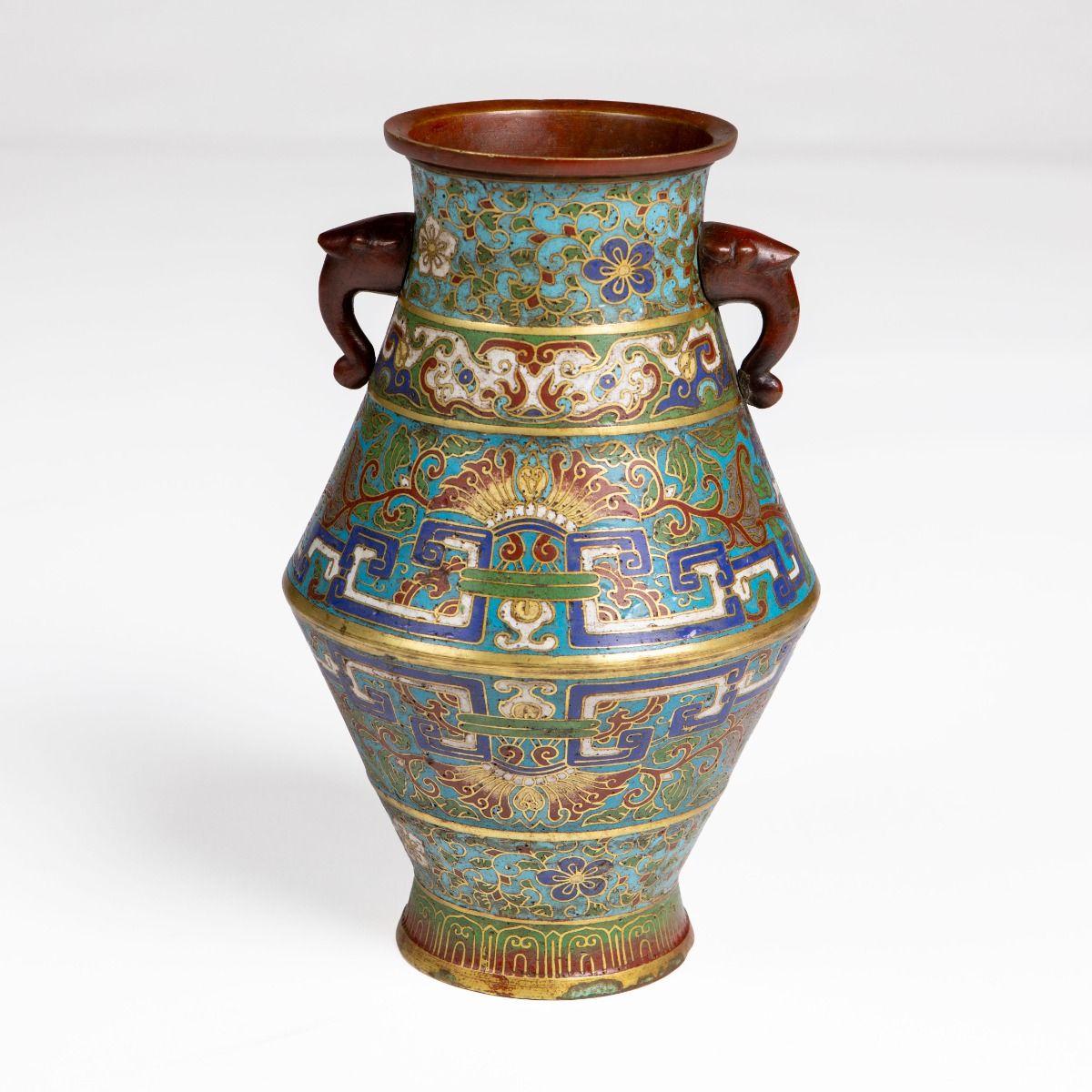 Meiji Period Japanese Cloisonné Vase with Polychrome Enamel In Good Condition For Sale In Kastrup, DK