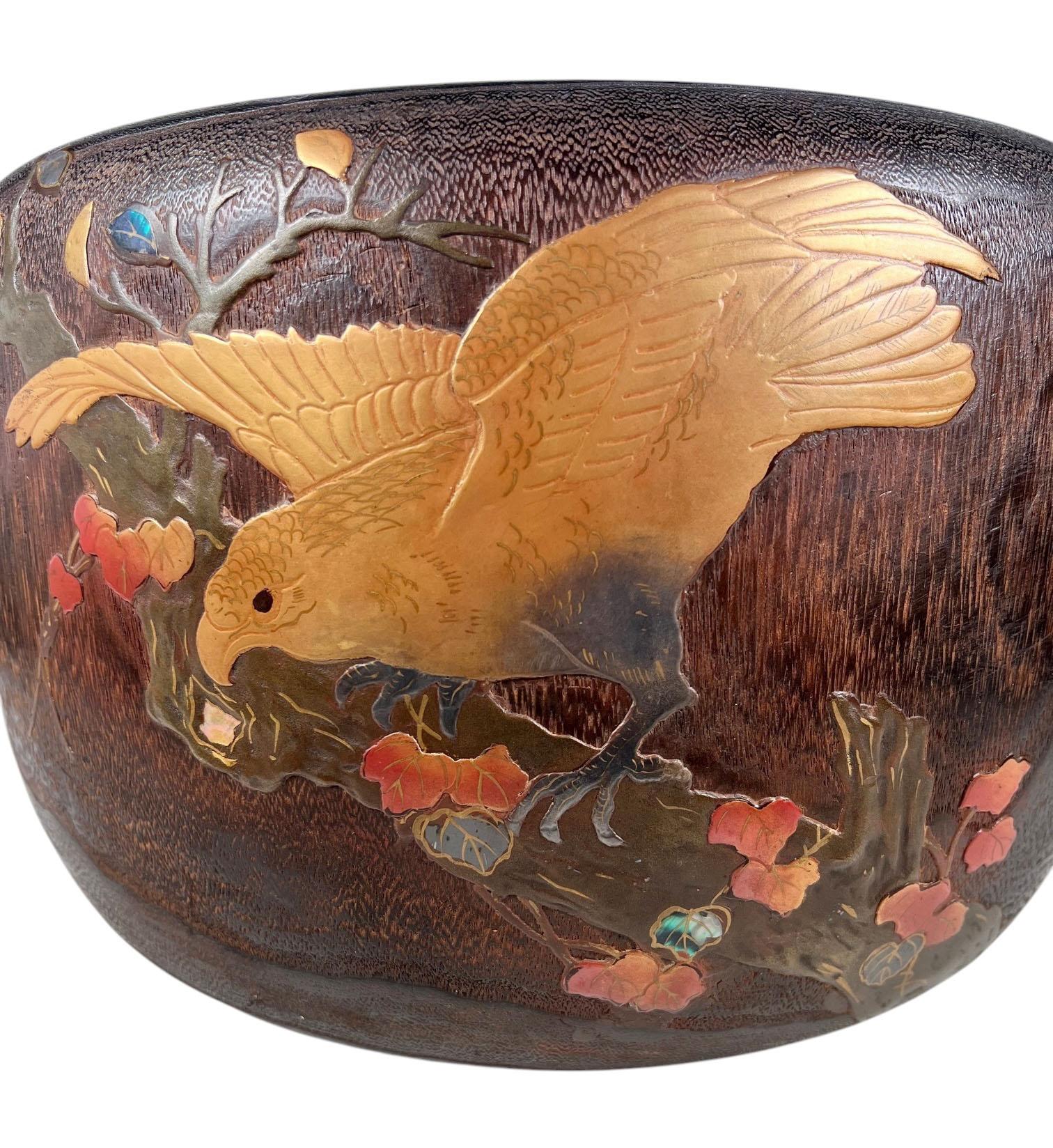 Exceptionnel hibachi japonais de la période Meiji, vers 1870, orné d'un aigle en vol finement détaillé et doré. L'exécution reflète l'art et le raffinement caractéristiques du Japon de la fin du XIXe siècle, avec des dorures magnifiquement