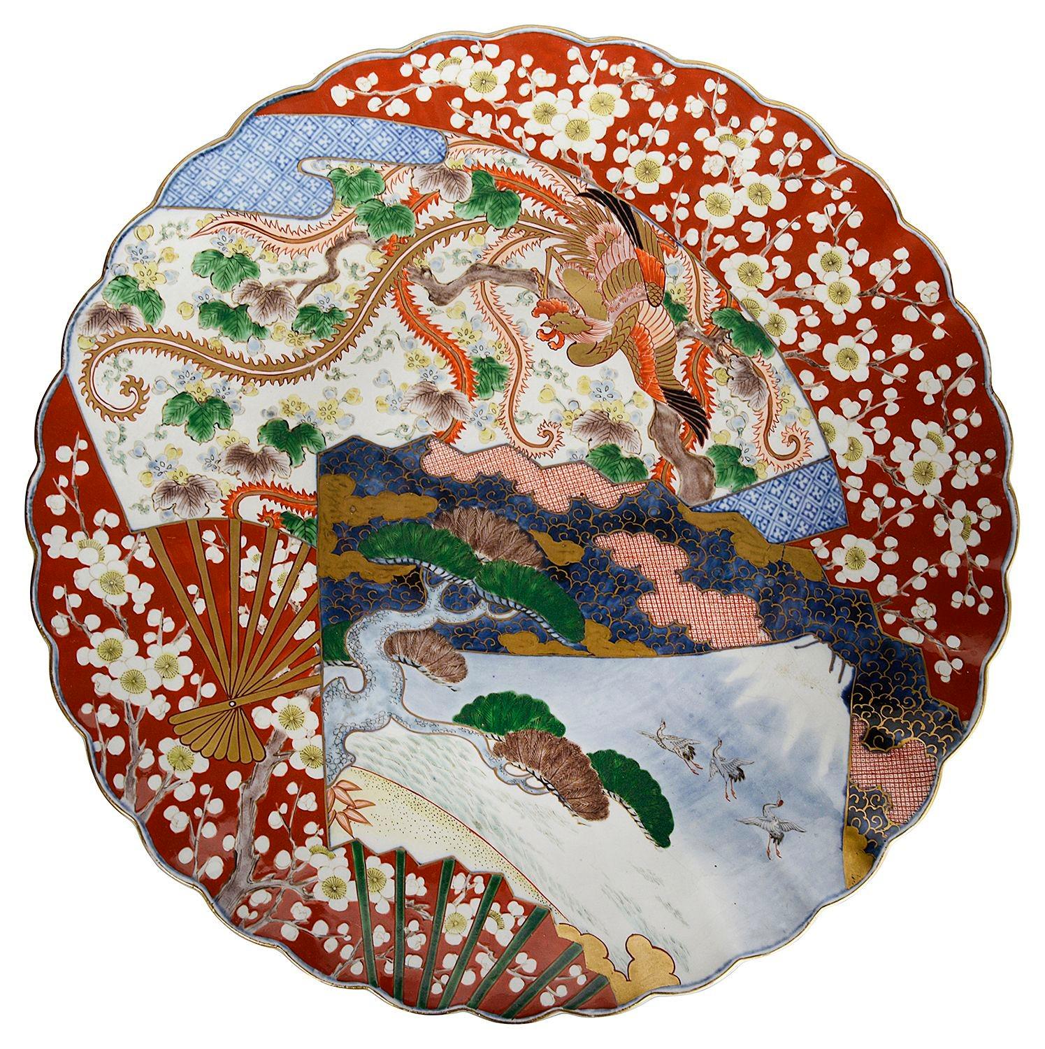 Cargador de porcelana japonesa Imari de finales del siglo XIX, periodo Meiji, muy decorativo, que representa flores de Prunus en el suelo, dos abanicos, uno con un pájaro mítico y el otro con grullas en vuelo.


Lote 81 G332/24 UNKZ