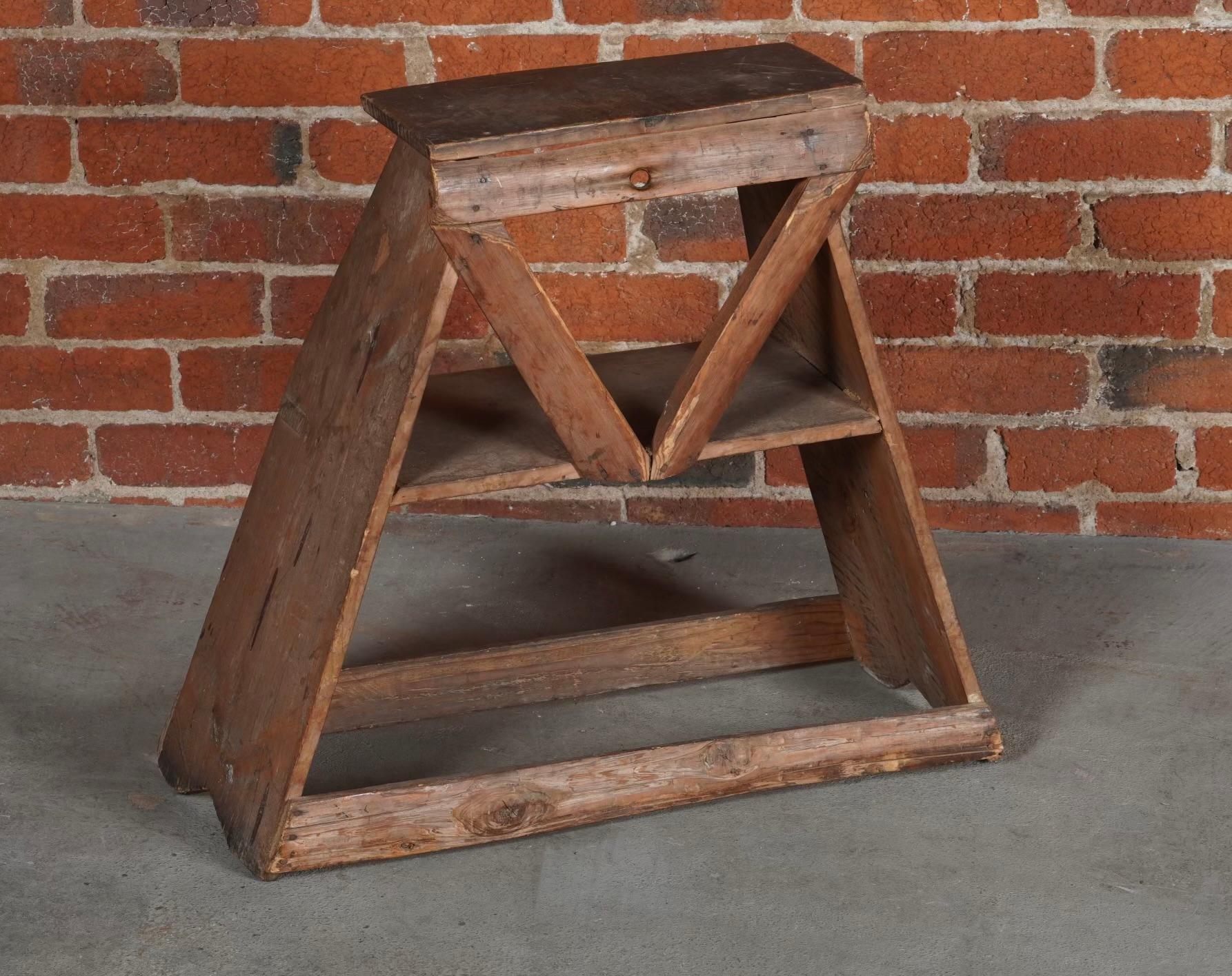 Tabouret de commerçant japonais du début du 20e siècle. Celui-ci est un peu inhabituel en ce sens qu'il présente une architecture ouverte plutôt qu'une forme fermée. Elle présente une belle patine d'âge et d'utilisation.