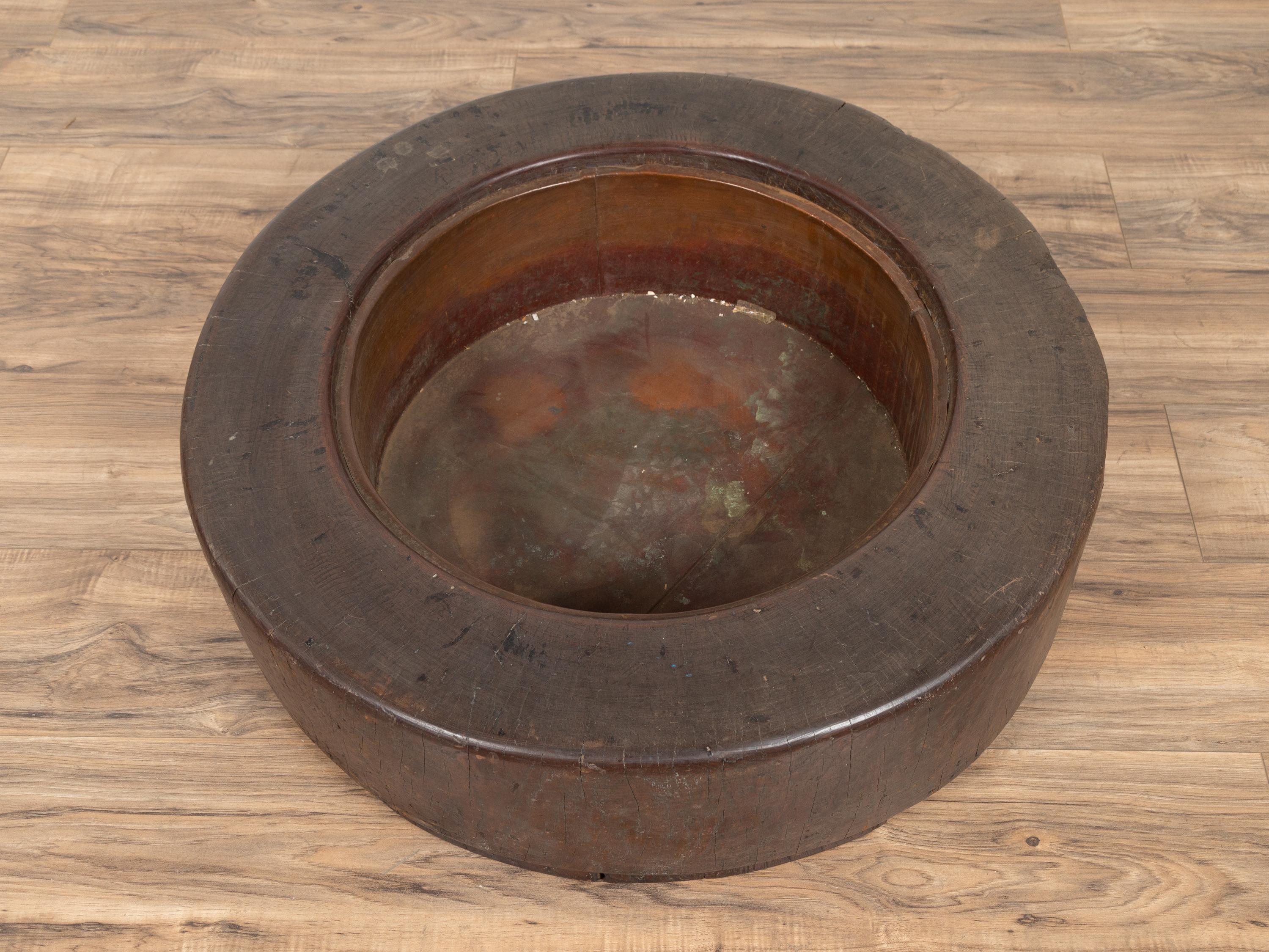 20th Century Meiji Period Japanese Wood Root Round Hibachi with Brown Patina, circa 1900 For Sale