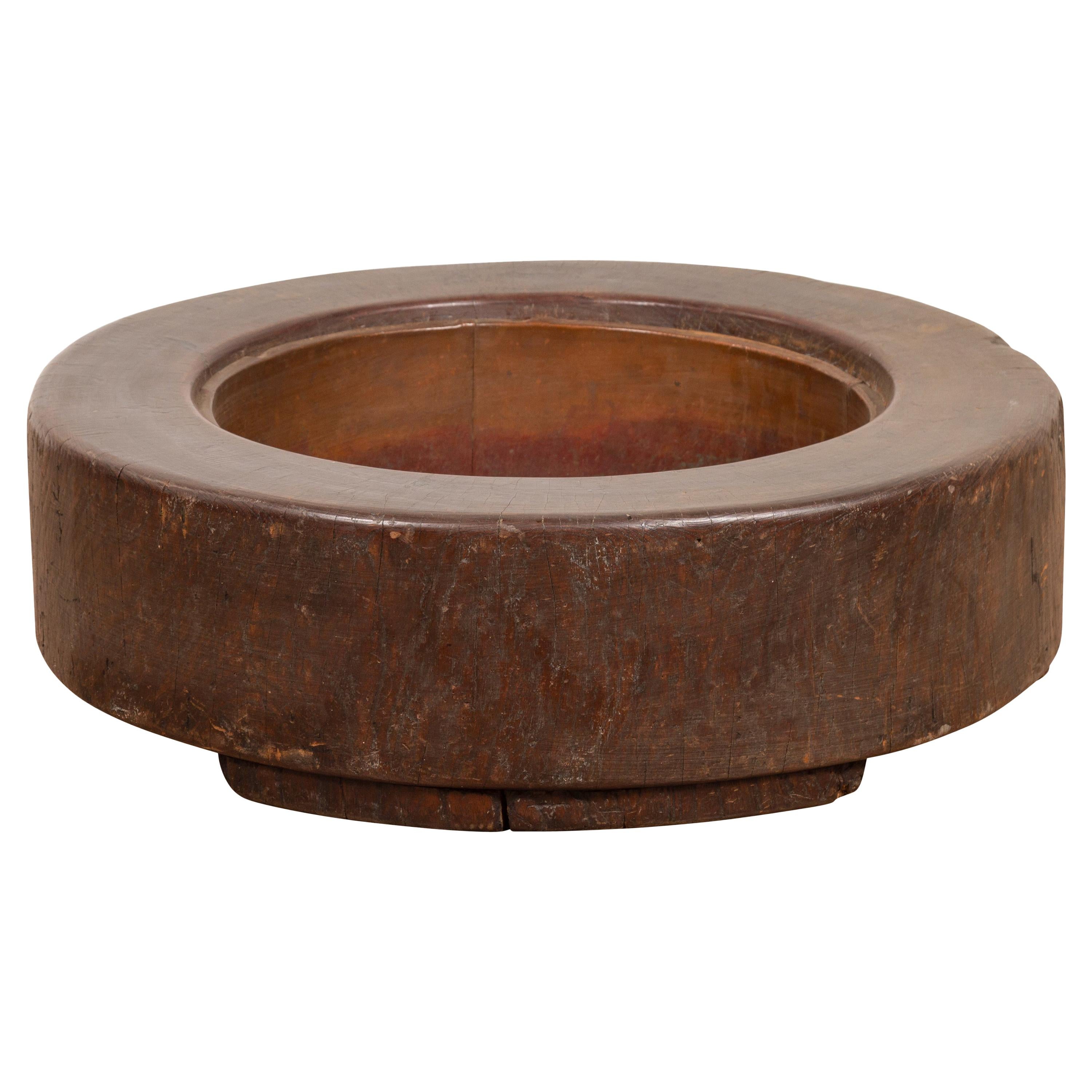 Hibachi rotondo in legno giapponese del periodo Meiji con patina marrone, circa 1900