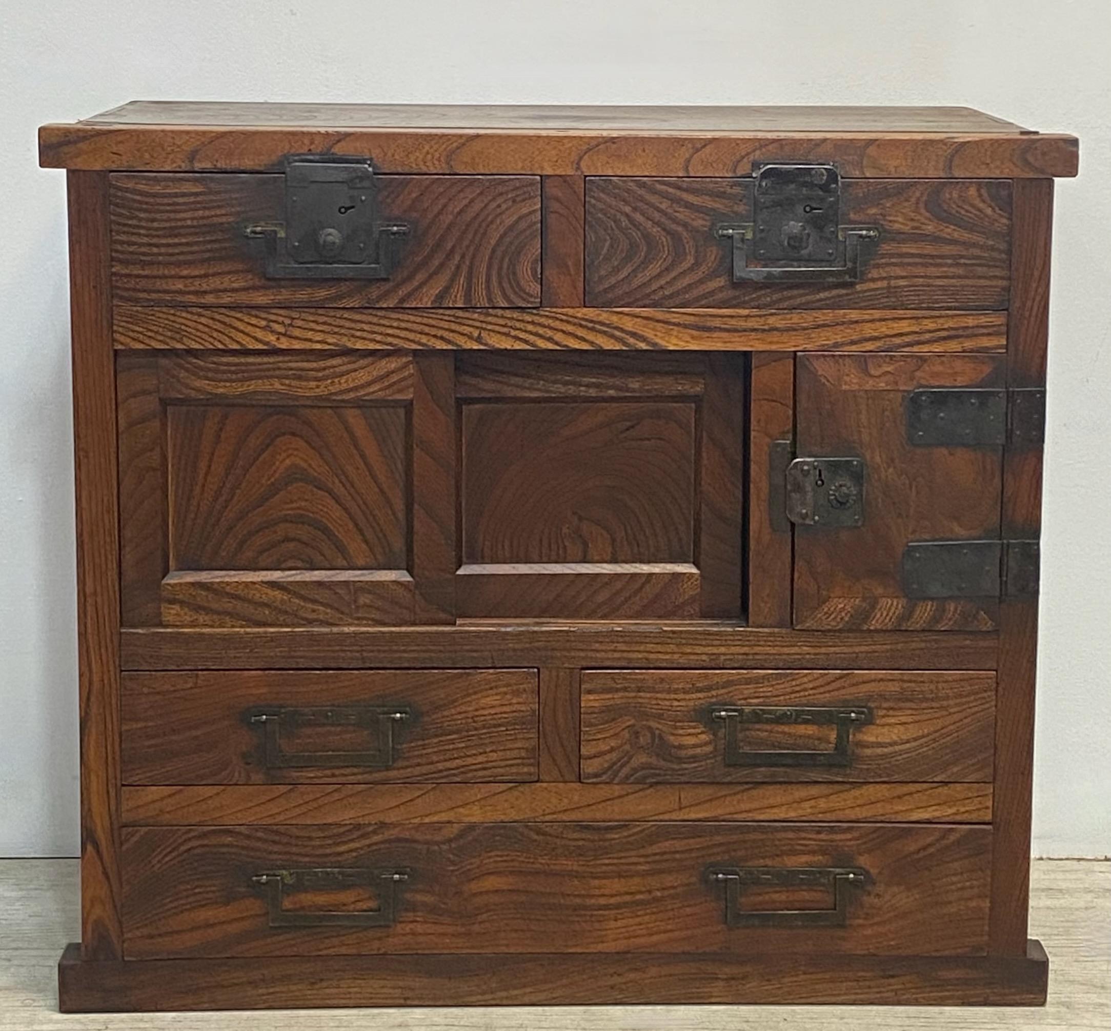 A small highly figured beautifully grained Kiri wood tansu with iron hardware. 
In excellent original condition. 
Japanese, 19th century.



