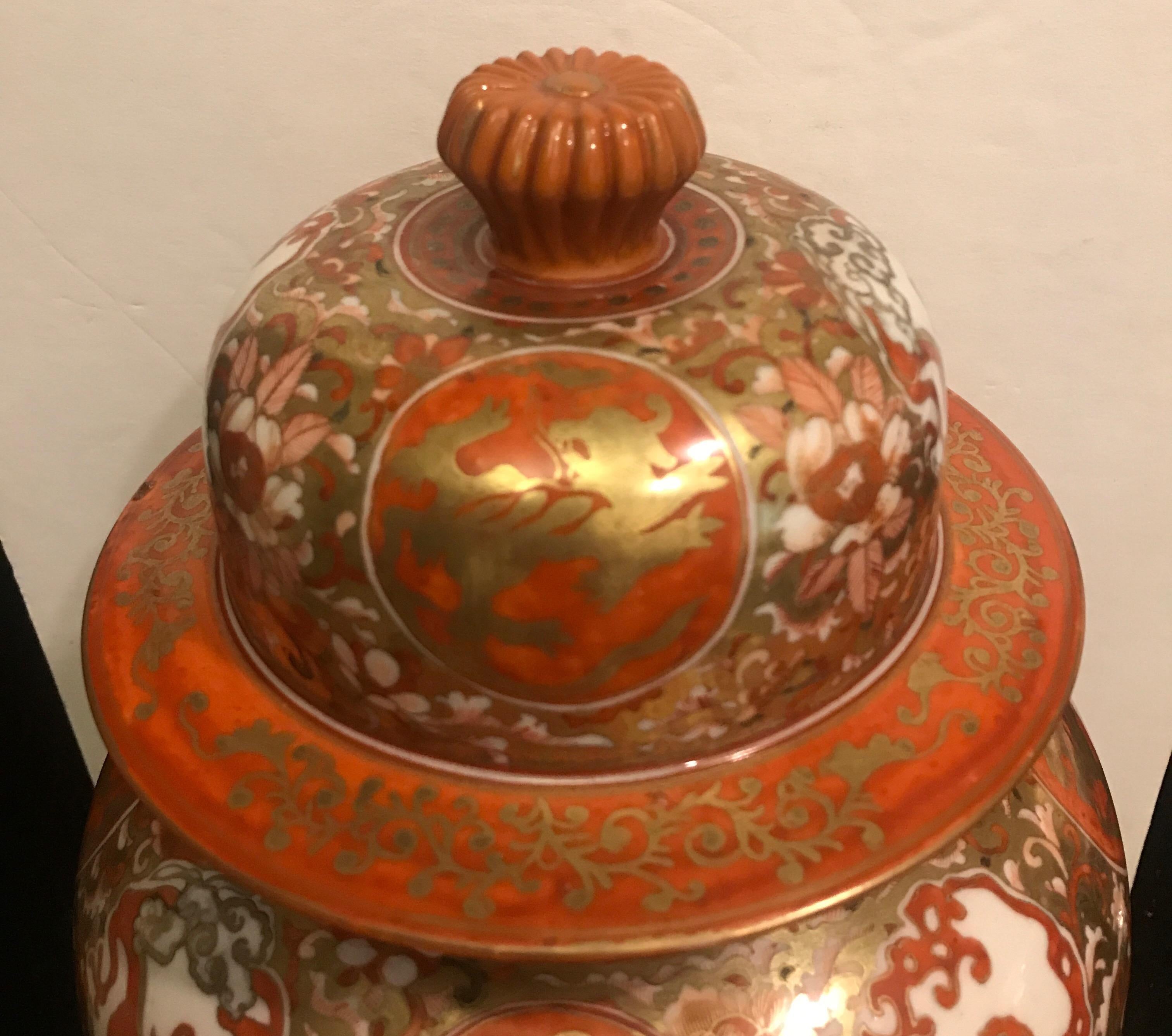 Batik Ancienne jarre de temple en porcelaine japonaise Kutani de la période Meiji en vente