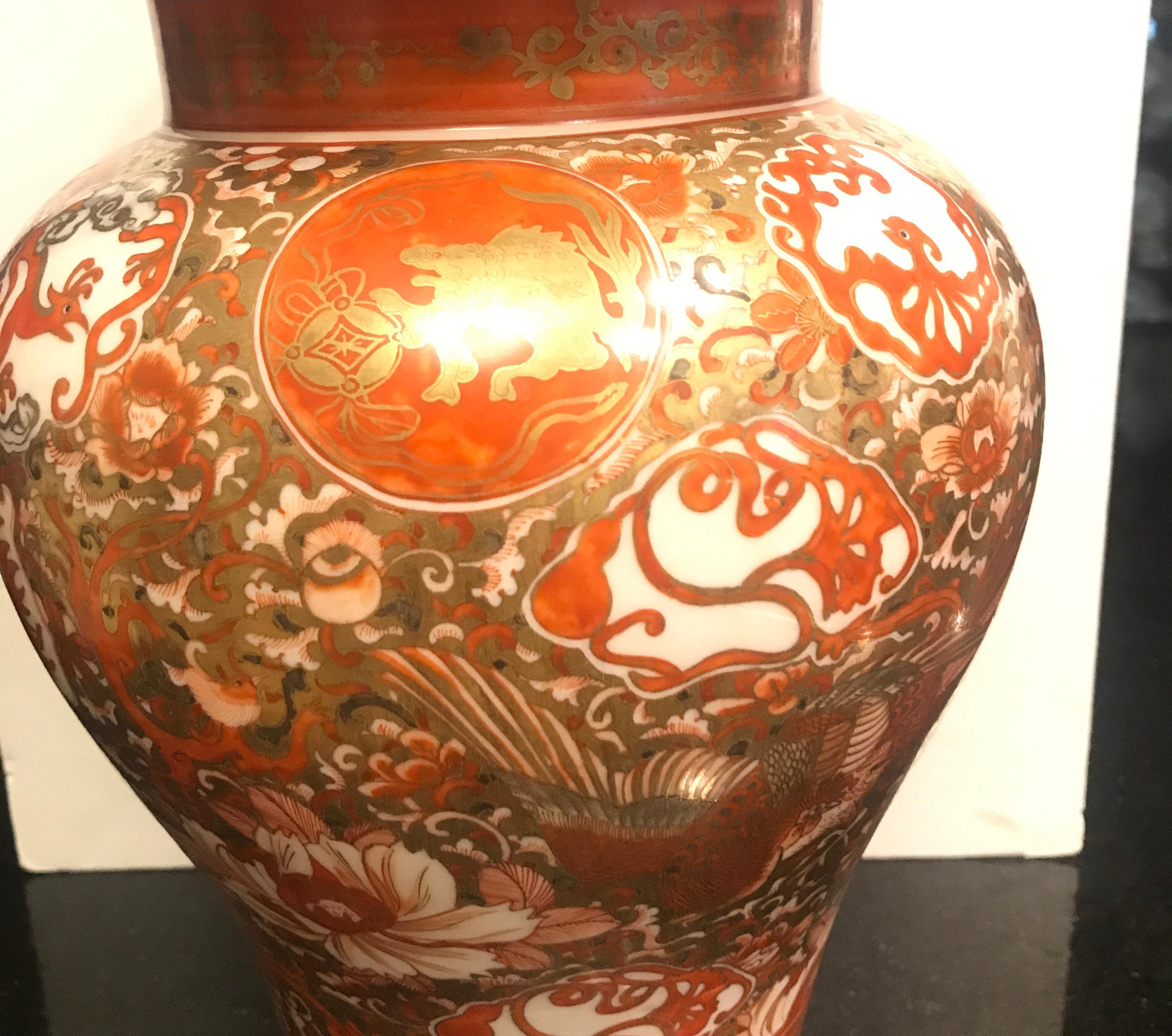 Ancienne jarre de temple en porcelaine japonaise Kutani de la période Meiji Excellent état - En vente à Lambertville, NJ