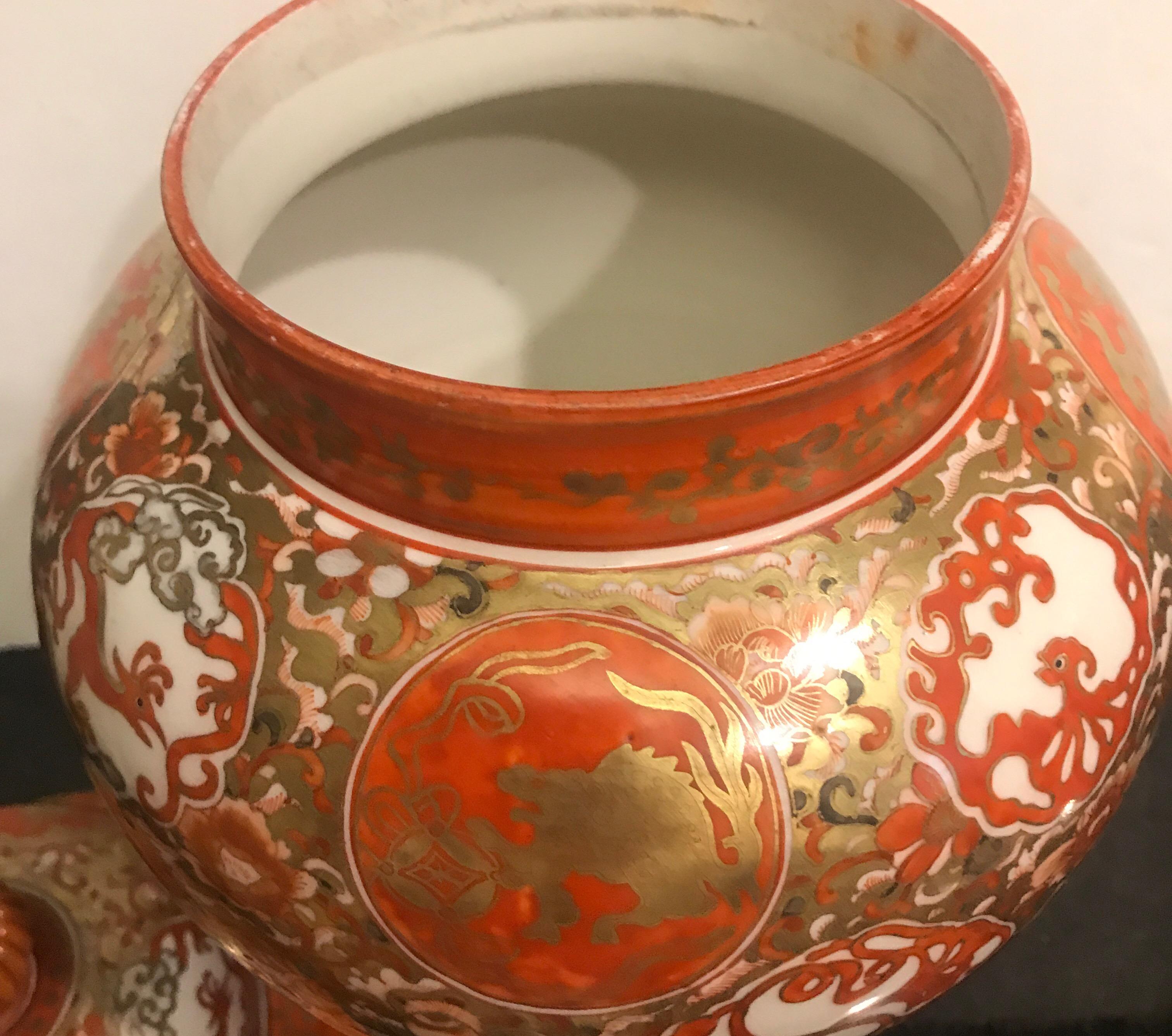 Ancienne jarre de temple en porcelaine japonaise Kutani de la période Meiji en vente 2