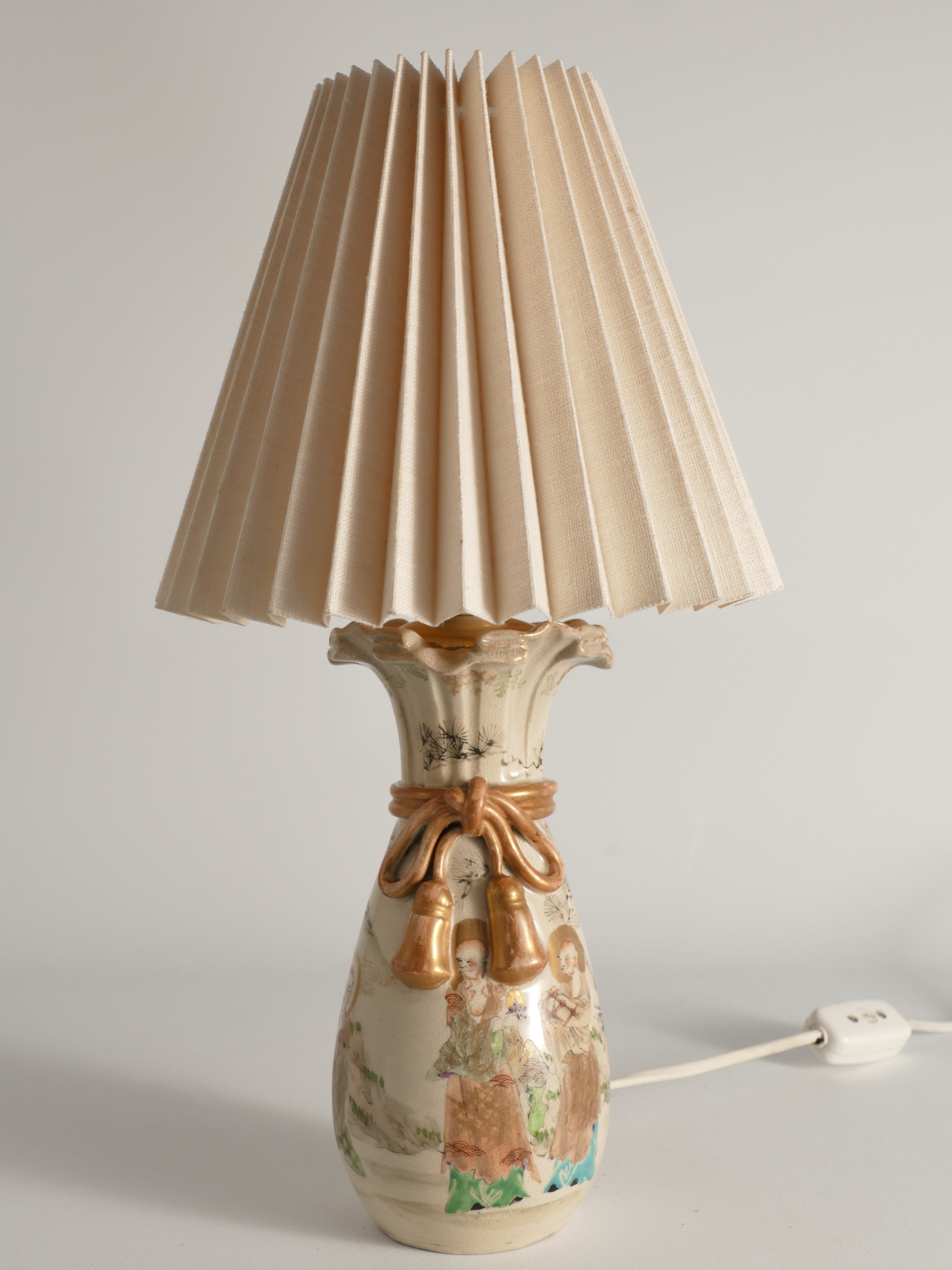 Antica lampada da tavolo con vaso Satsuma del periodo Meiji di Kyoto, Giappone, circa 1880

Dimensioni:
- Altezza senza lampada: 21,7 cm
- Altezza con lampada: 27,5 cm
- Altezza con paralume: 42 cm

Questo pezzo, raro e finemente lavorato in stile