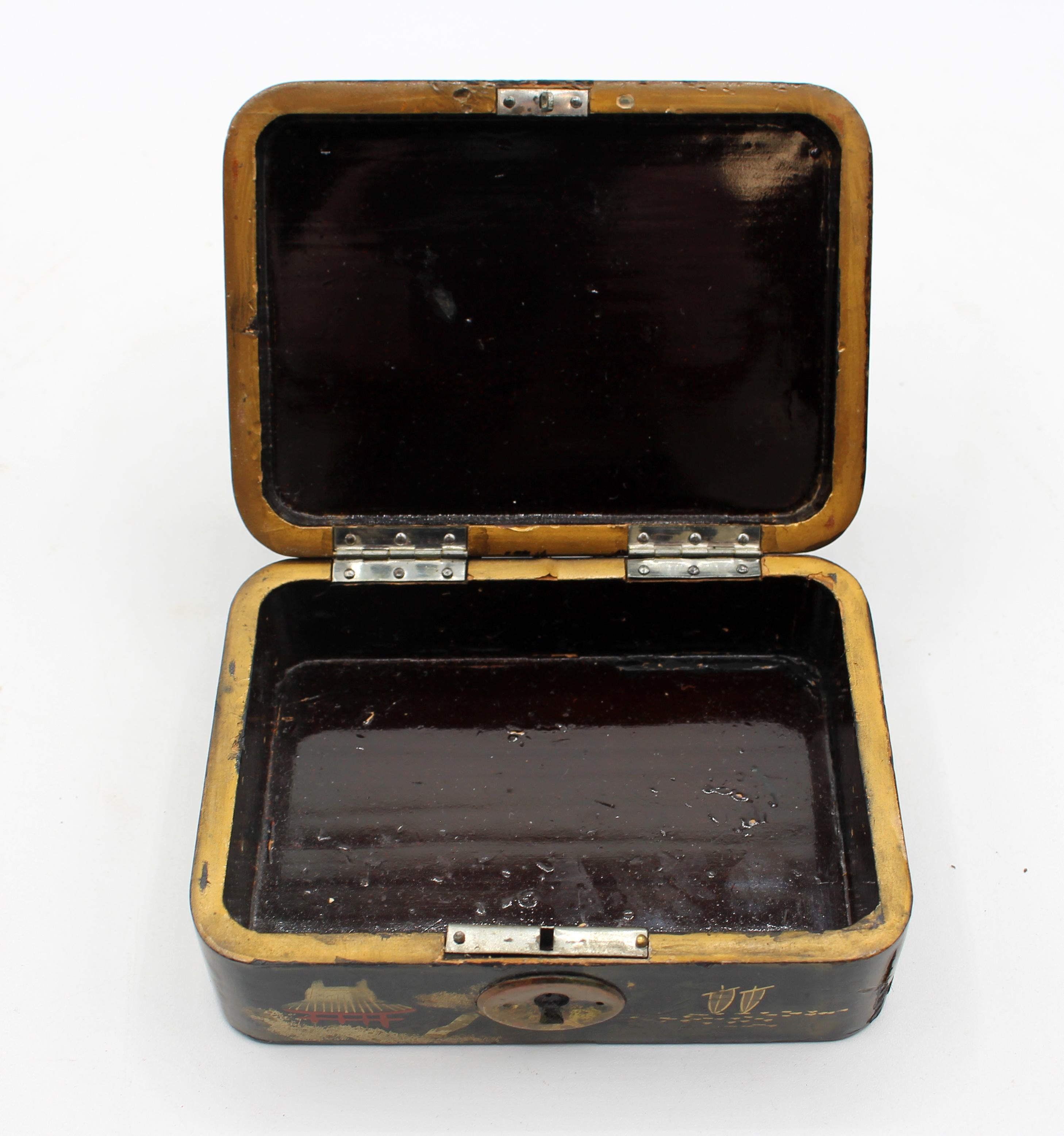 Meiji Period Lacquer Box For Sale 1