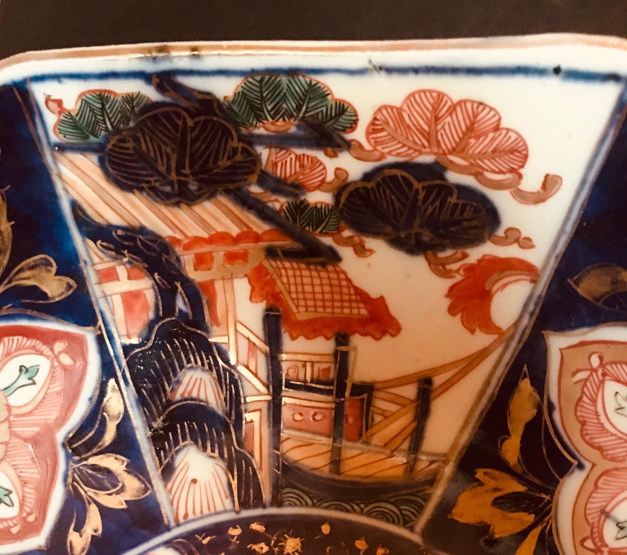 Grand bol japonais Imari d'époque Meiji, centre de table

Ce grand bol octogonal en porcelaine Imari est peint en bleu foncé, cuivre, orange, rouge et vert. Sa structure élégante et géométrique se concentre sur une composition florale élaborée