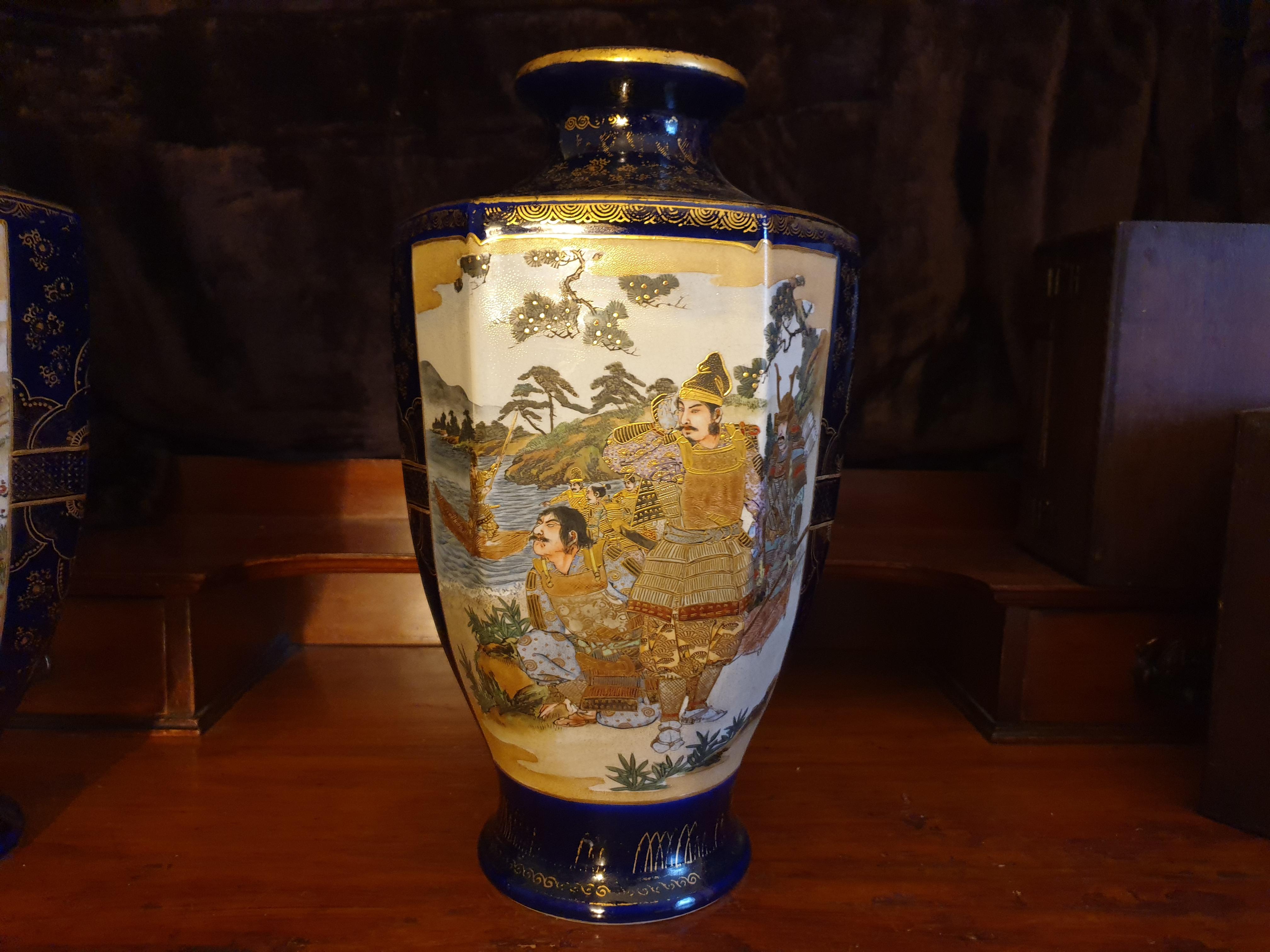Giapponismo Coppia di vasi Satsuma giapponesi del XIX secolo del periodo Meiji con scene imperiali in vendita