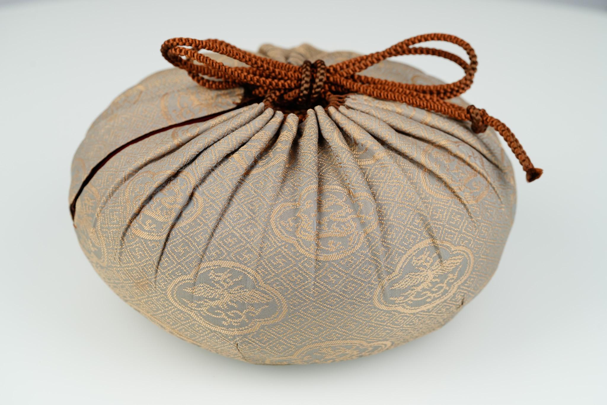 Meiji-Periode Paulownia Crest Maki-e Kashiki Bonbongeschirr mit Deckel im Angebot 4