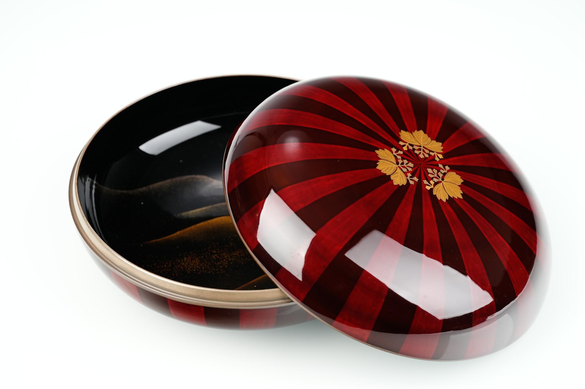 Meiji-Periode Paulownia Crest Maki-e Kashiki Bonbongeschirr mit Deckel (19. Jahrhundert) im Angebot