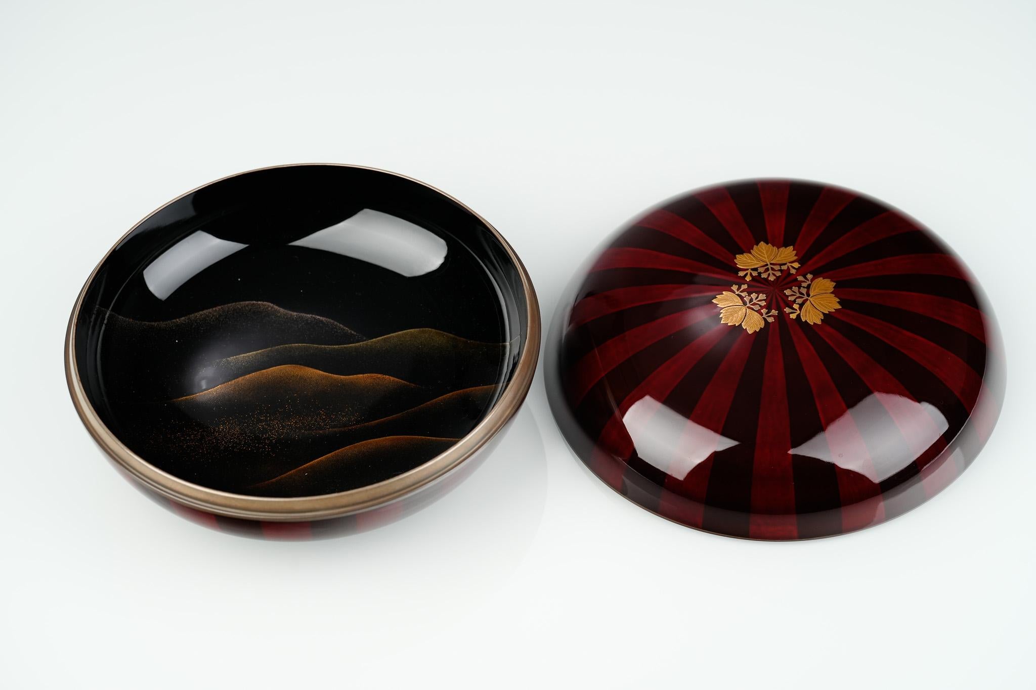 Meiji-Periode Paulownia Crest Maki-e Kashiki Bonbongeschirr mit Deckel (Holz) im Angebot