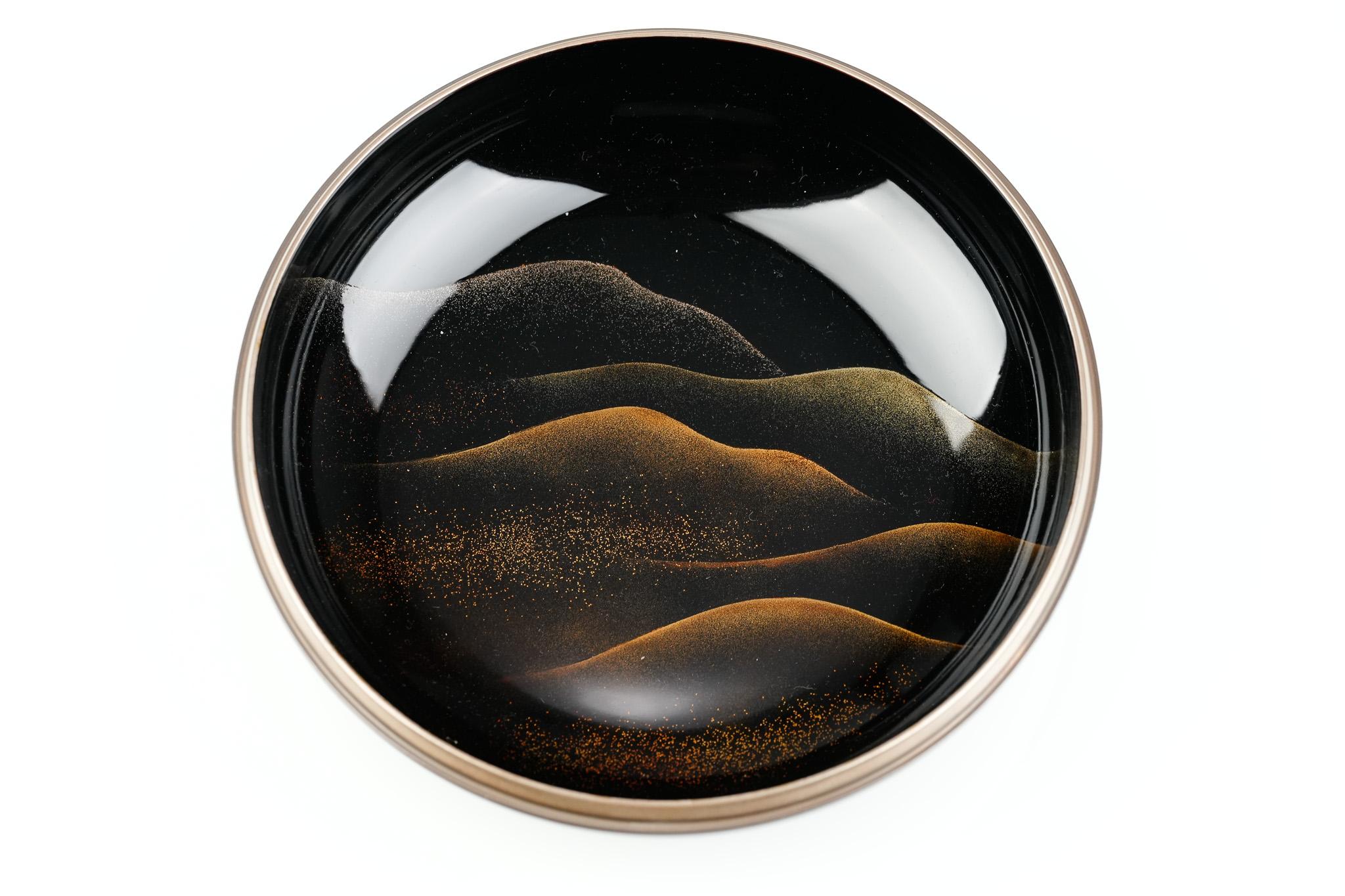 Meiji-Periode Paulownia Crest Maki-e Kashiki Bonbongeschirr mit Deckel im Angebot 1