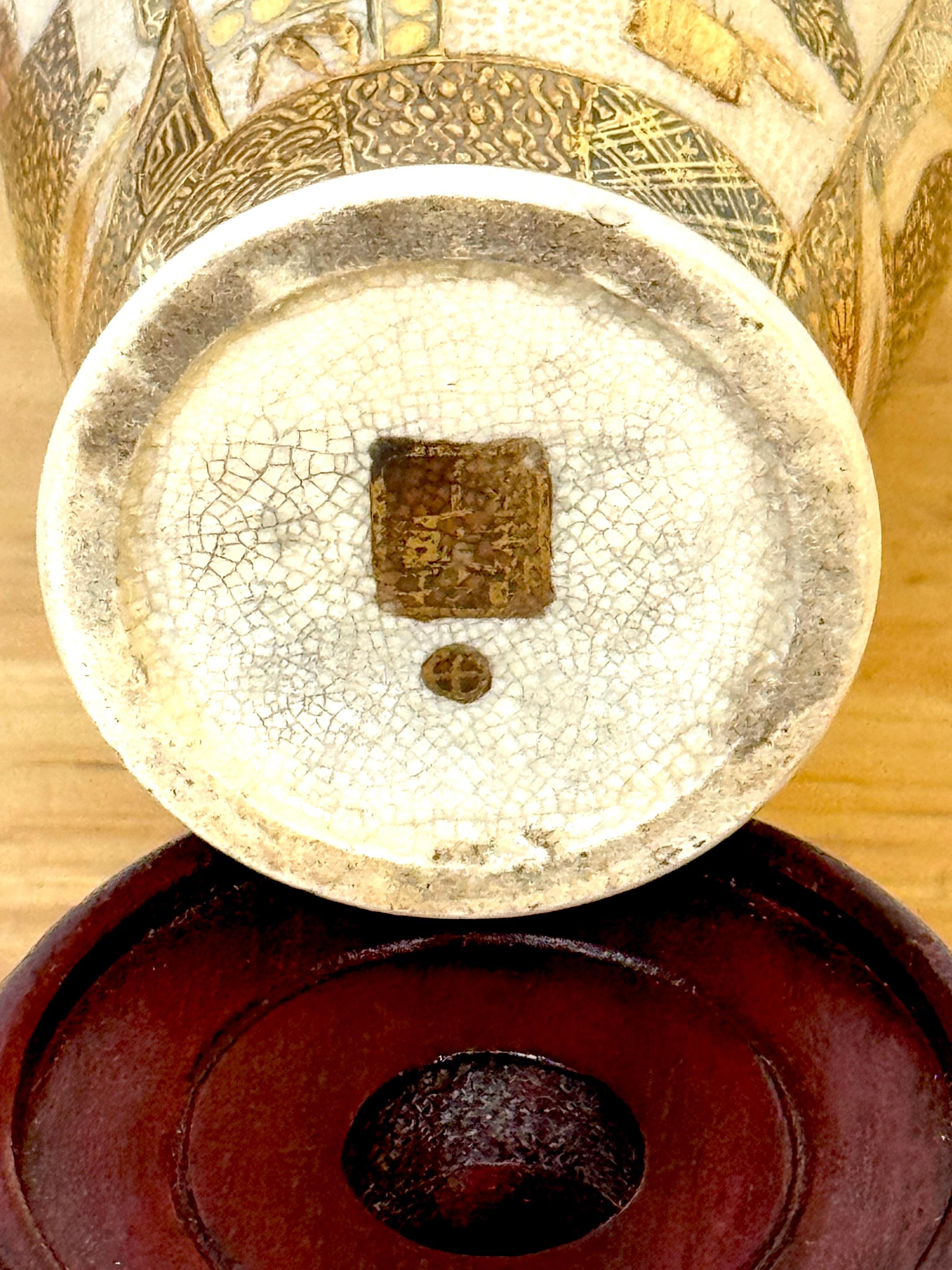 Vaso e supporto per immortale e geisha del periodo Meiji di Satsuma smaltato e dorato di Kozan Zo in vendita 7