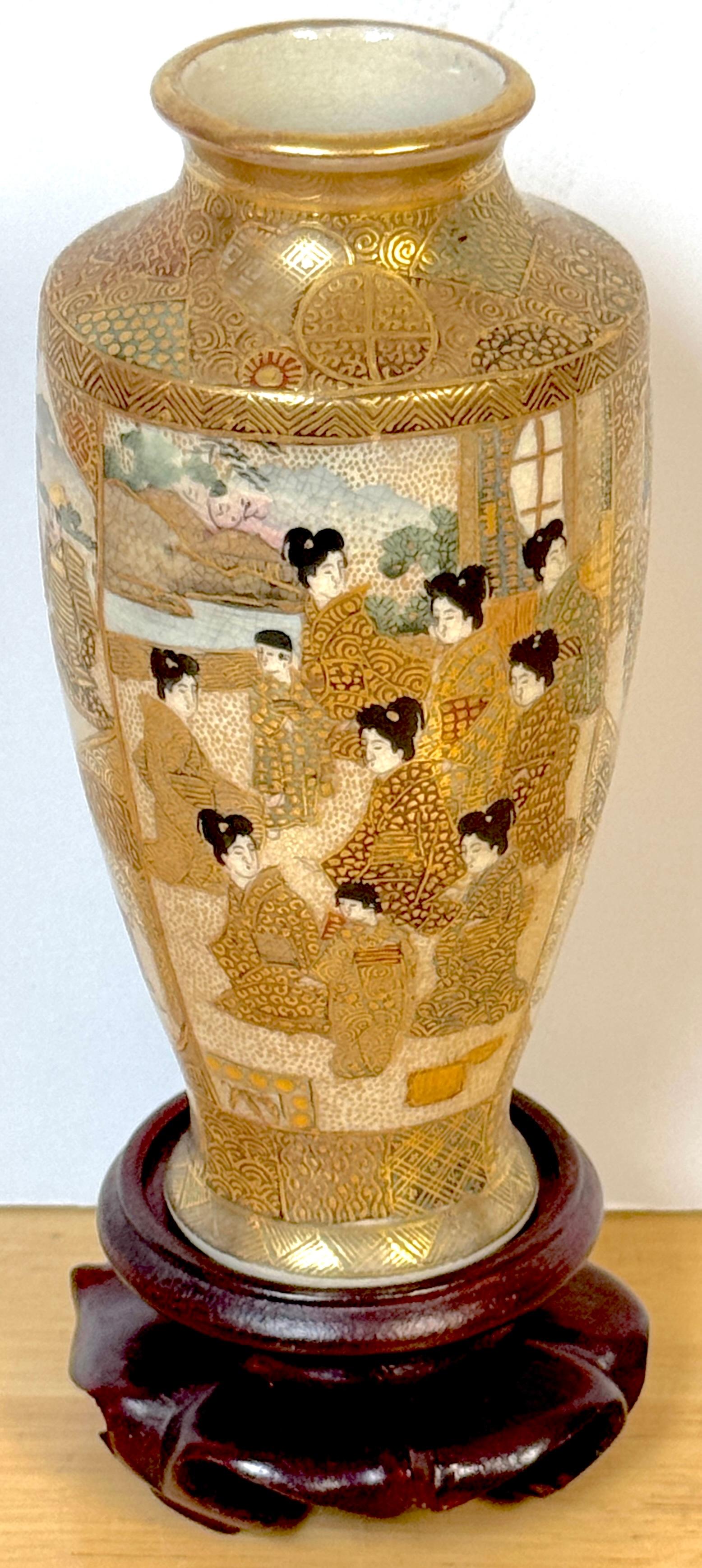 Vaso e supporto per immortale e geisha smaltato d'oro del periodo Meiji di Satsuma 

Giappone, circa 1900, epoca Meiji (1868-1912) Kozan Zo

Questo squisito vaso Satsuma del periodo Meiji di Kozan Zo è una dimostrazione di maestria artistica