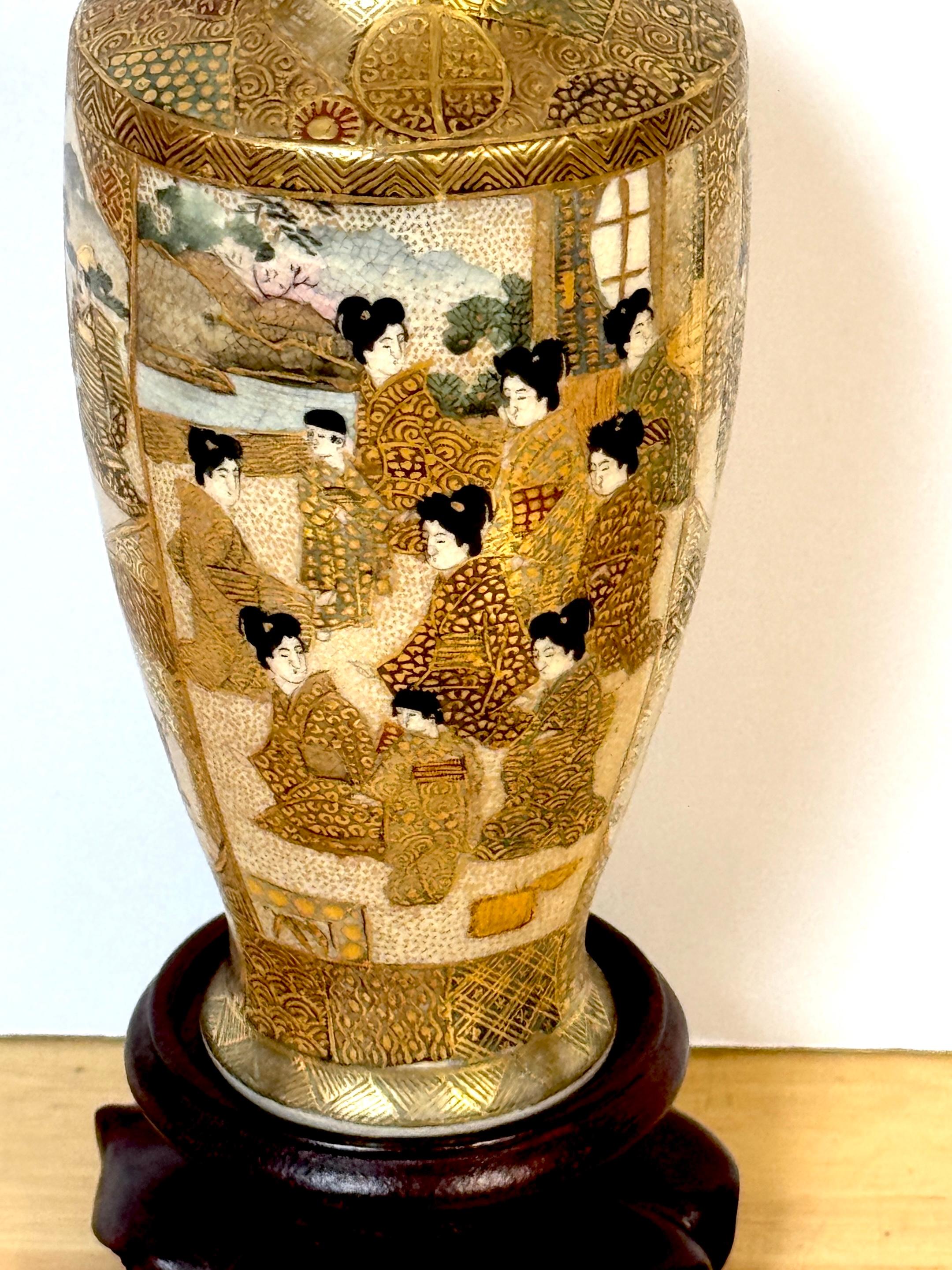 Giapponese Vaso e supporto per immortale e geisha del periodo Meiji di Satsuma smaltato e dorato di Kozan Zo in vendita