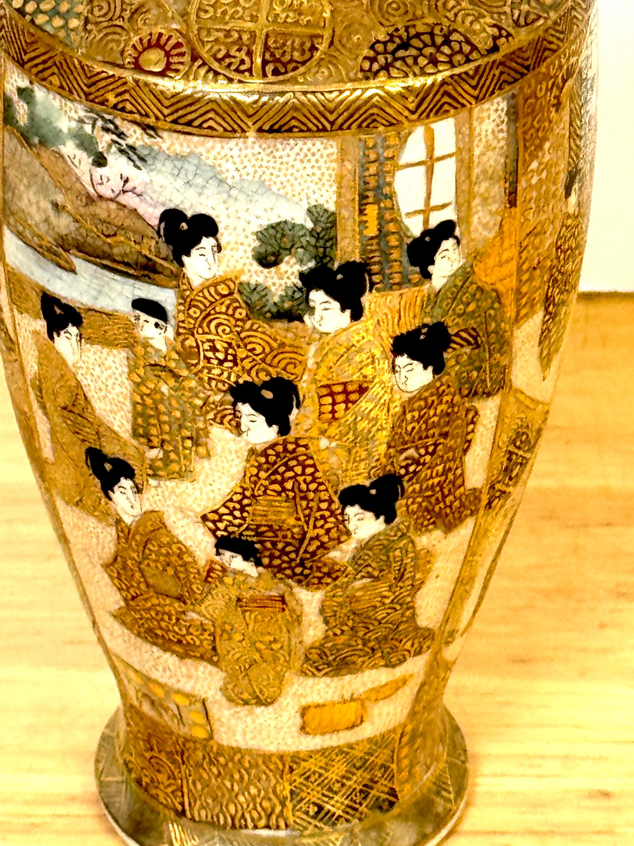 XX secolo Vaso e supporto per immortale e geisha del periodo Meiji di Satsuma smaltato e dorato di Kozan Zo in vendita