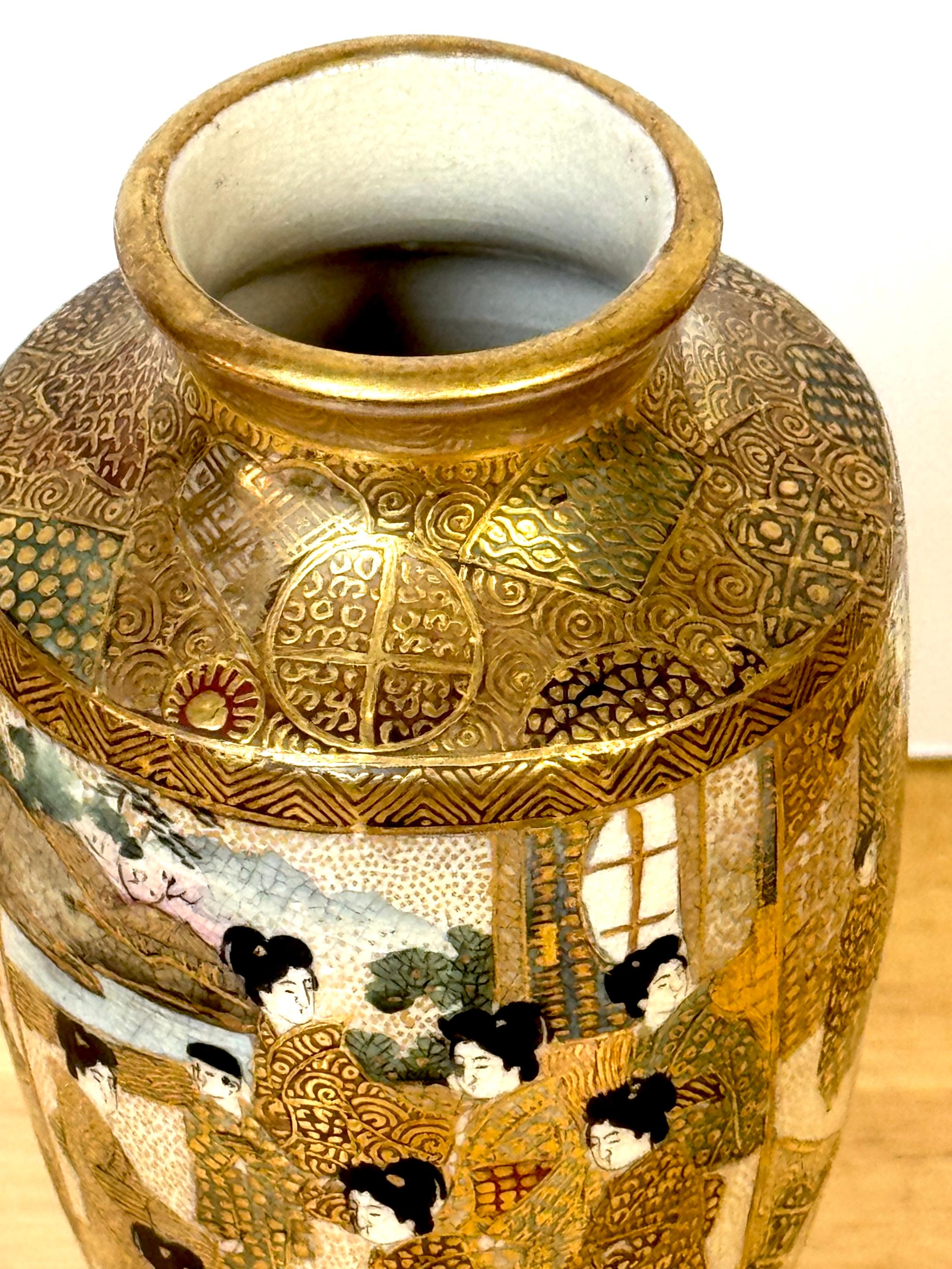 Legno massiccio Vaso e supporto per immortale e geisha del periodo Meiji di Satsuma smaltato e dorato di Kozan Zo in vendita