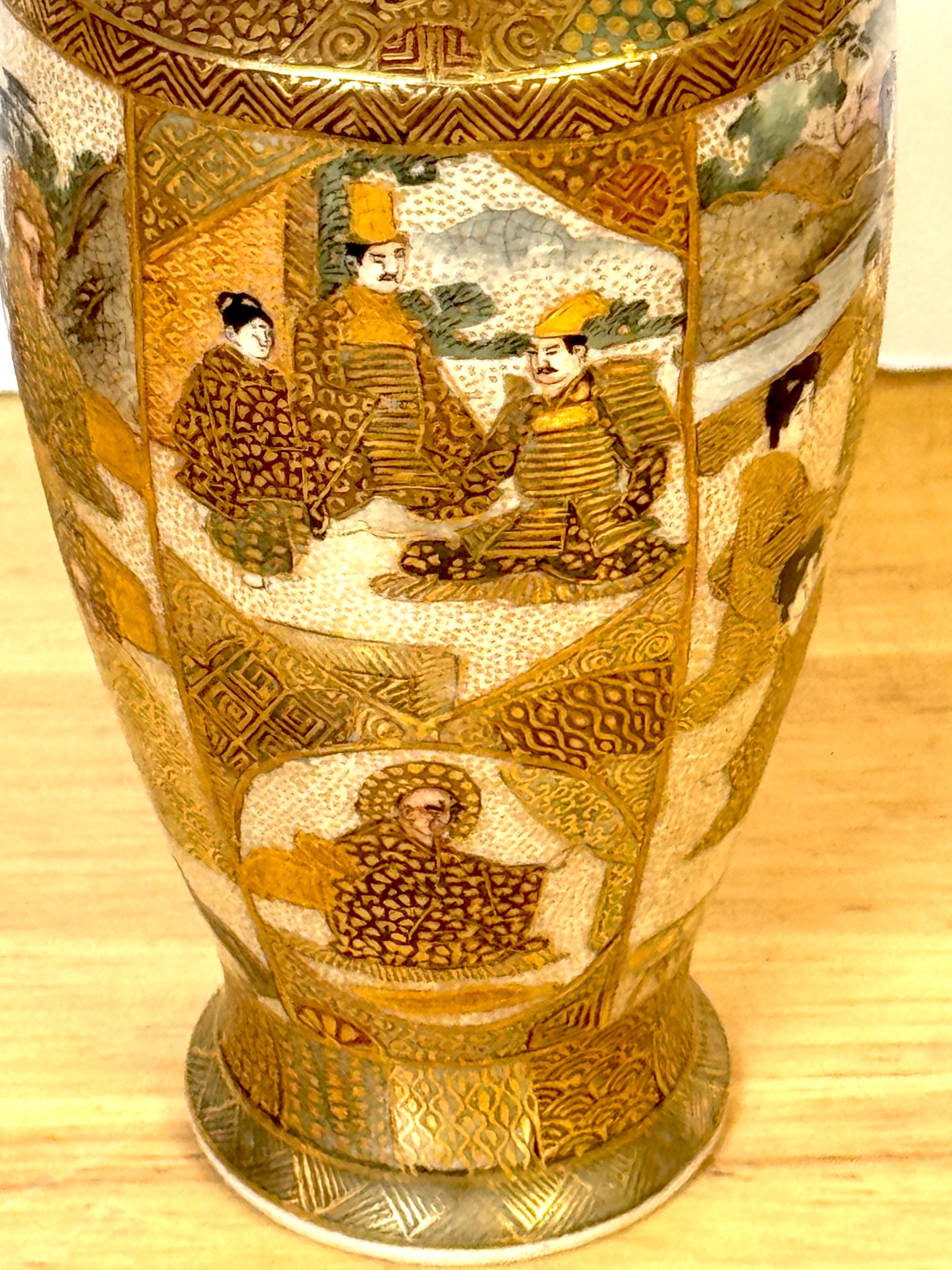 Vaso e supporto per immortale e geisha del periodo Meiji di Satsuma smaltato e dorato di Kozan Zo in vendita 2