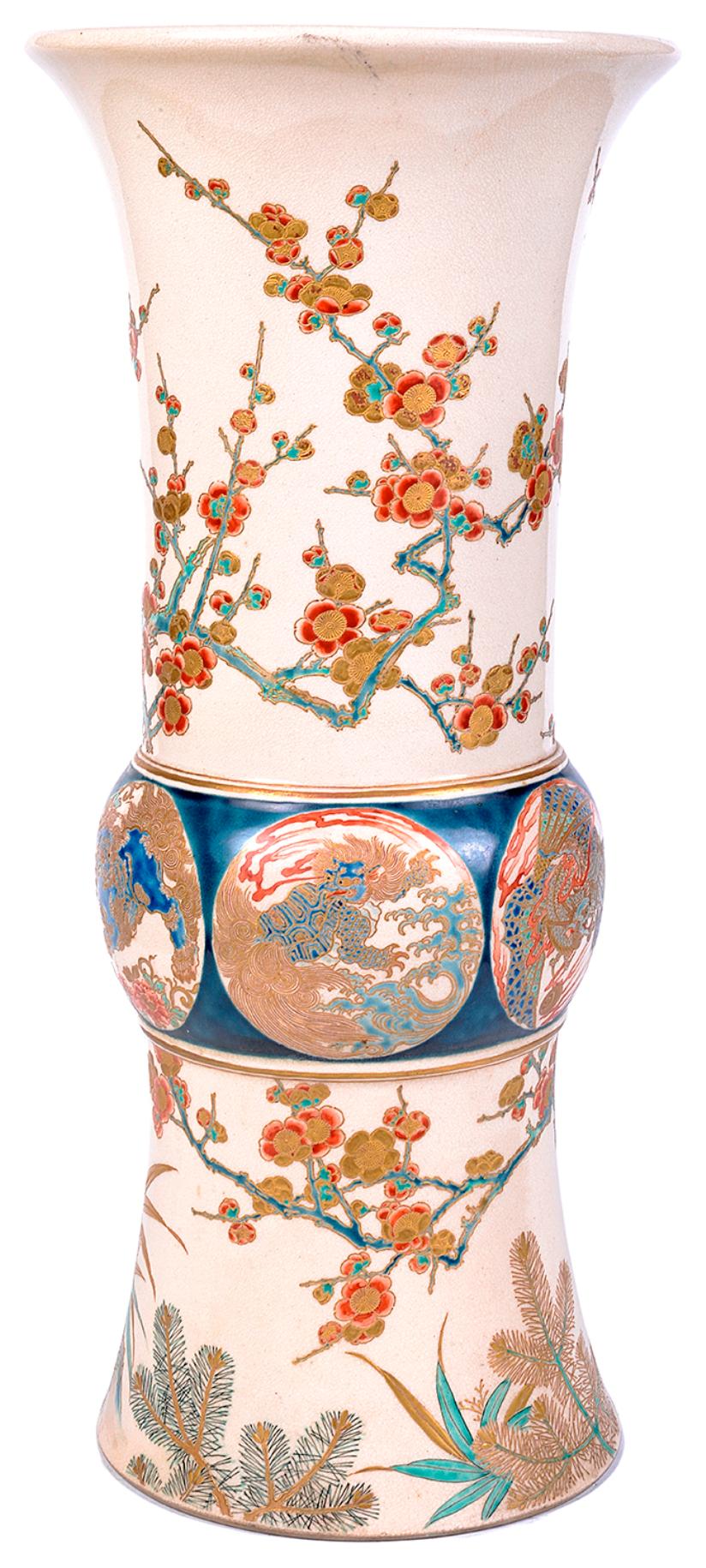 Vaso Satsuma giapponese del XIX secolo di buona qualità, con influenze imperiali, fondo blu scuro, decorazione di alberi in fiore sul collo svasato, pannelli circolari dipinti al centro raffiguranti draghi mitici. Firmato alla base.