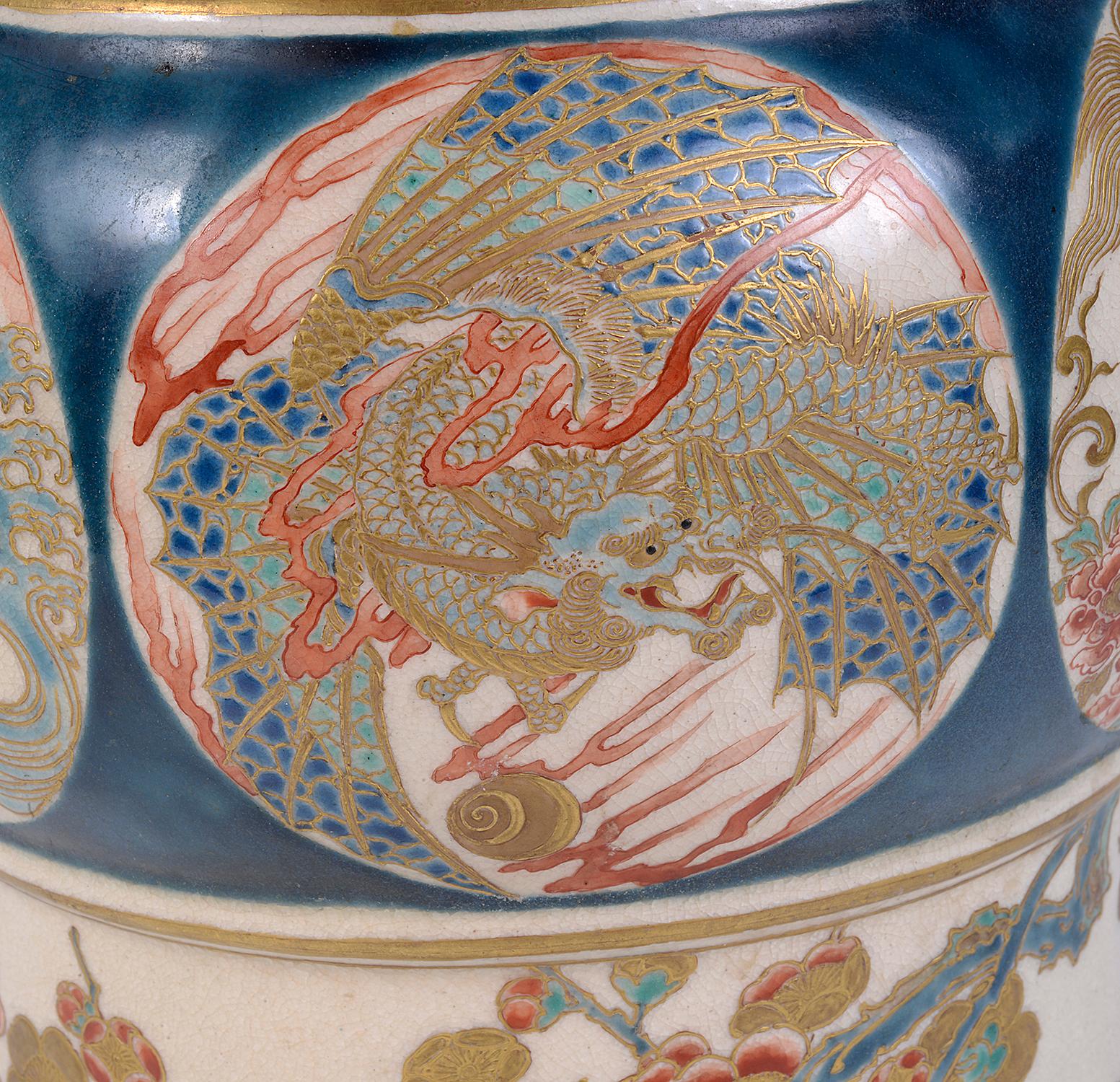 Peint à la main Vase Satsuma de la période Meiji. en vente