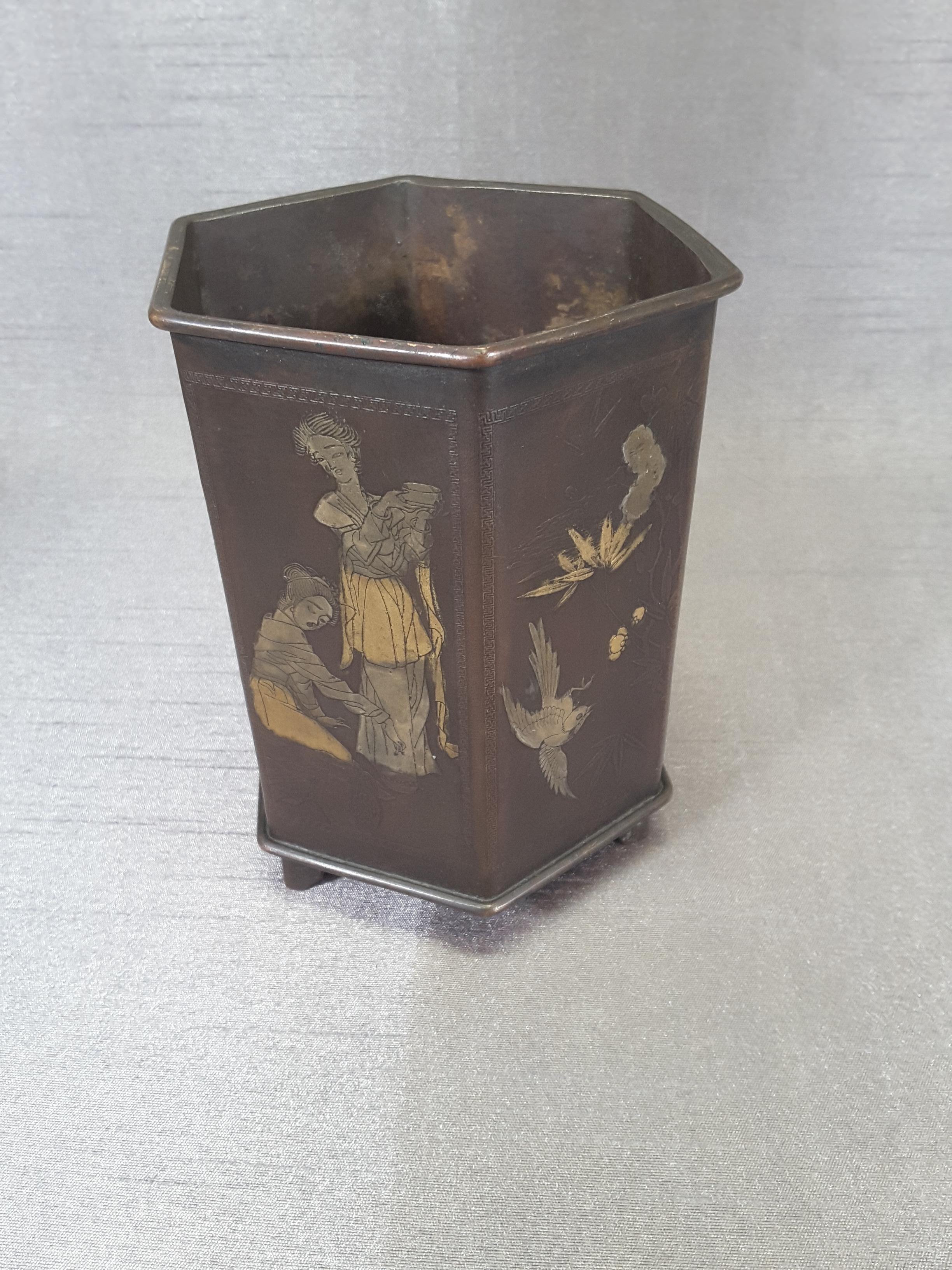 Gravé Jardinière ou pot à pinceaux Bonsai en bronze et métal mélangé signé de la période Meiji en vente