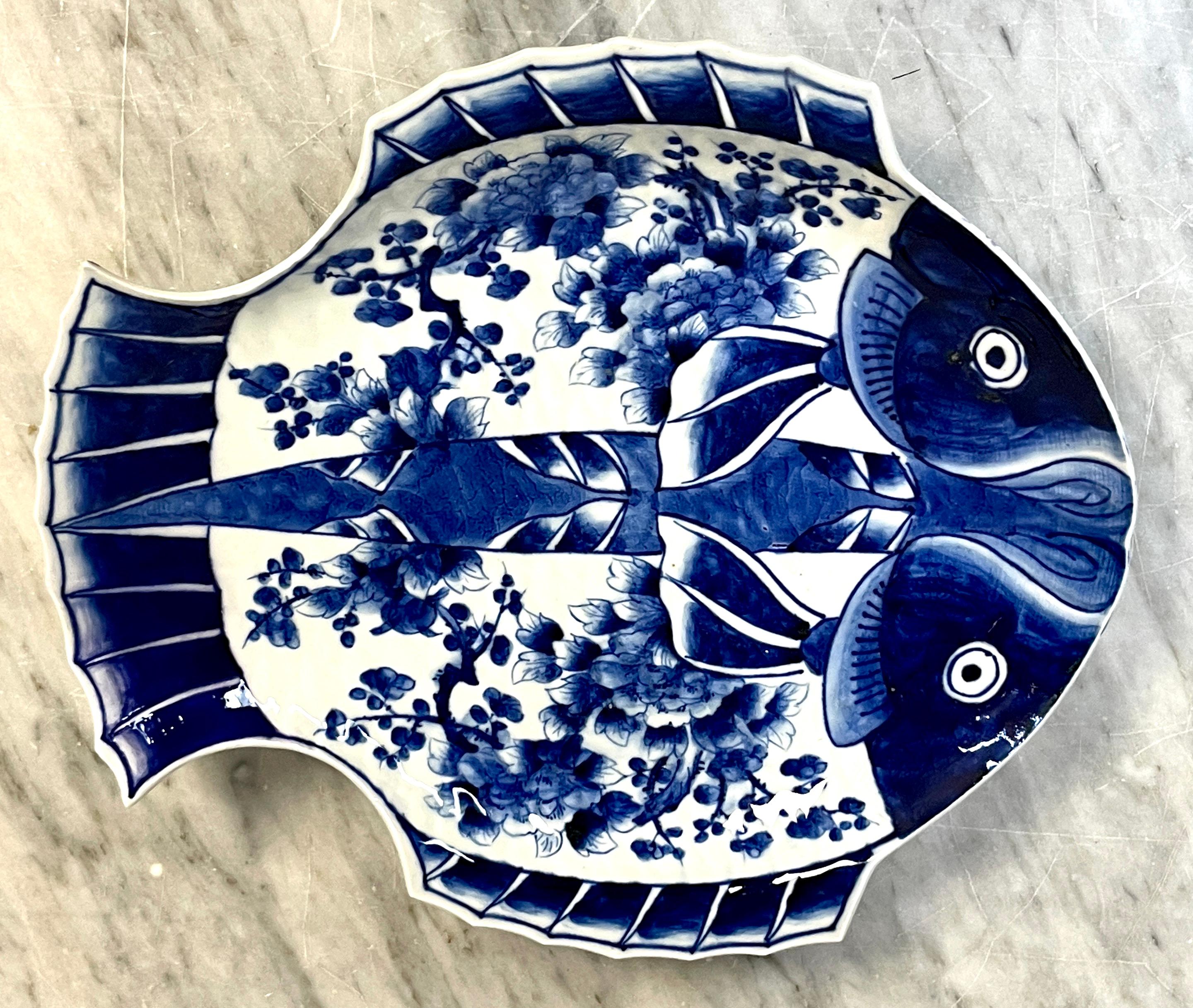 Piatto firmato Fukagawa del periodo Meiji con pesce blu e bianco 
