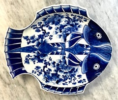 Plato "Platija" de Pescado Azul y Blanco firmado por Fukagawa en el Periodo Meiji