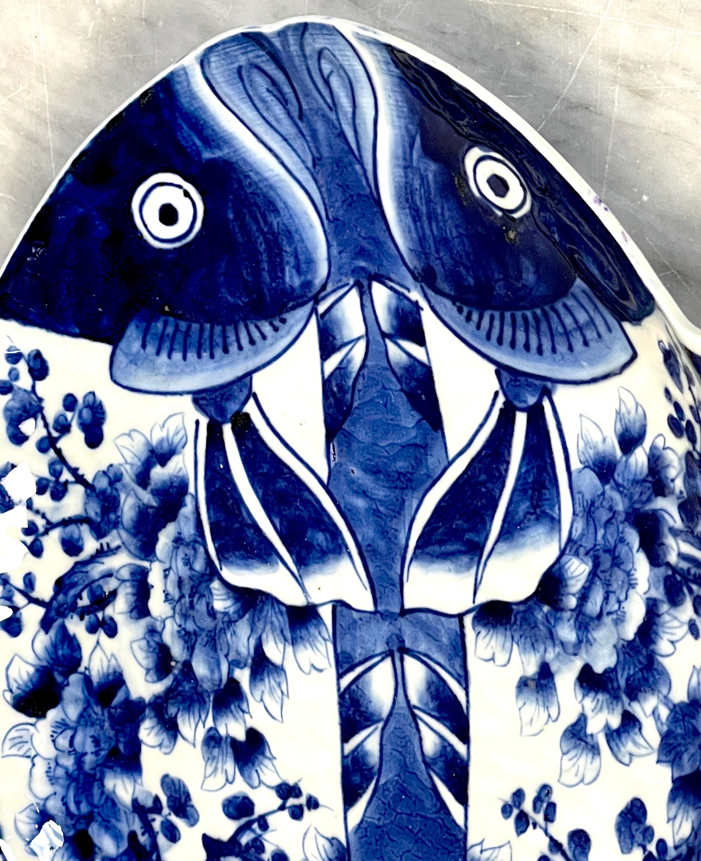 Porcellana Piatto firmato Fukagawa del periodo Meiji con pesce blu e bianco 