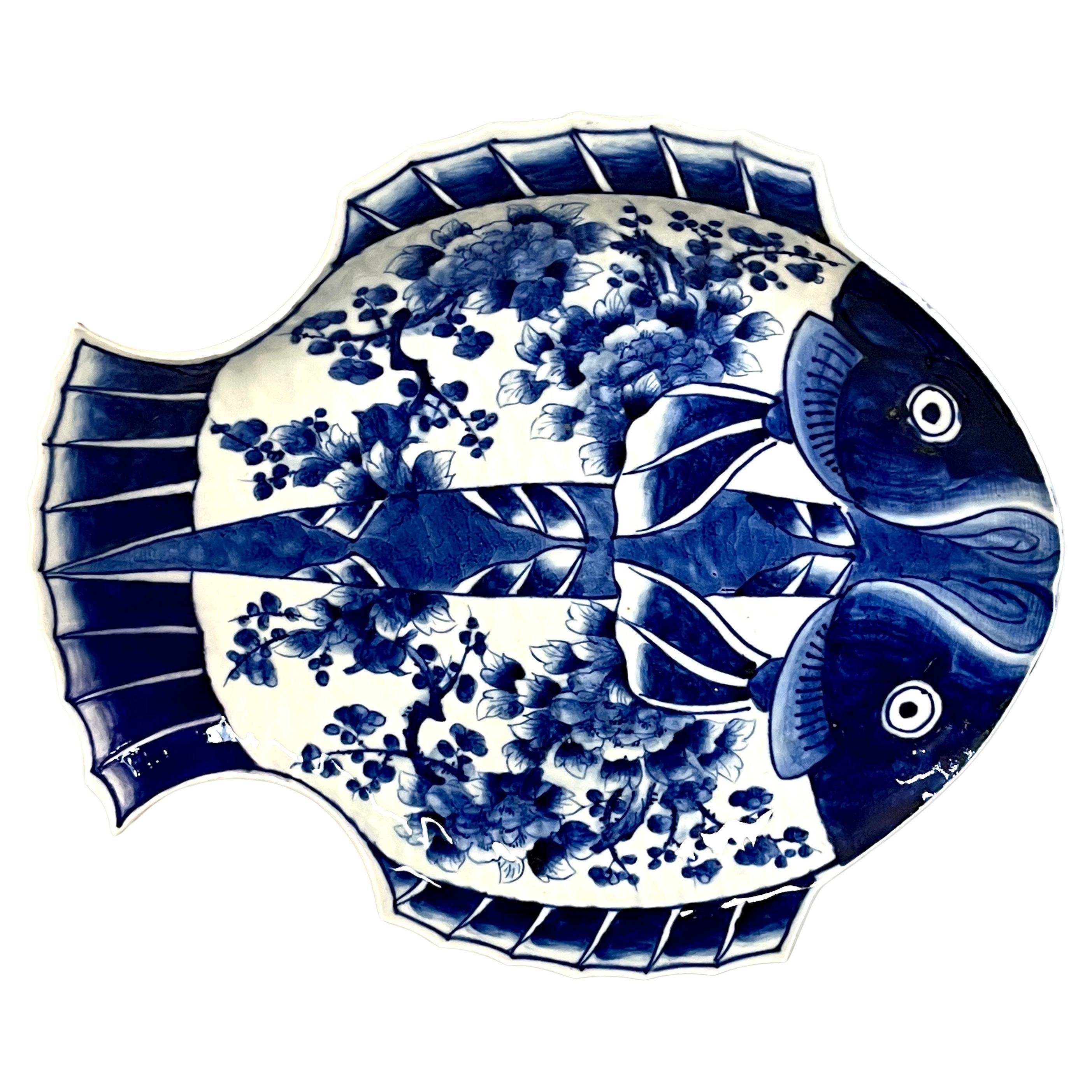 Piatto firmato Fukagawa del periodo Meiji con pesce blu e bianco "Flounder in vendita